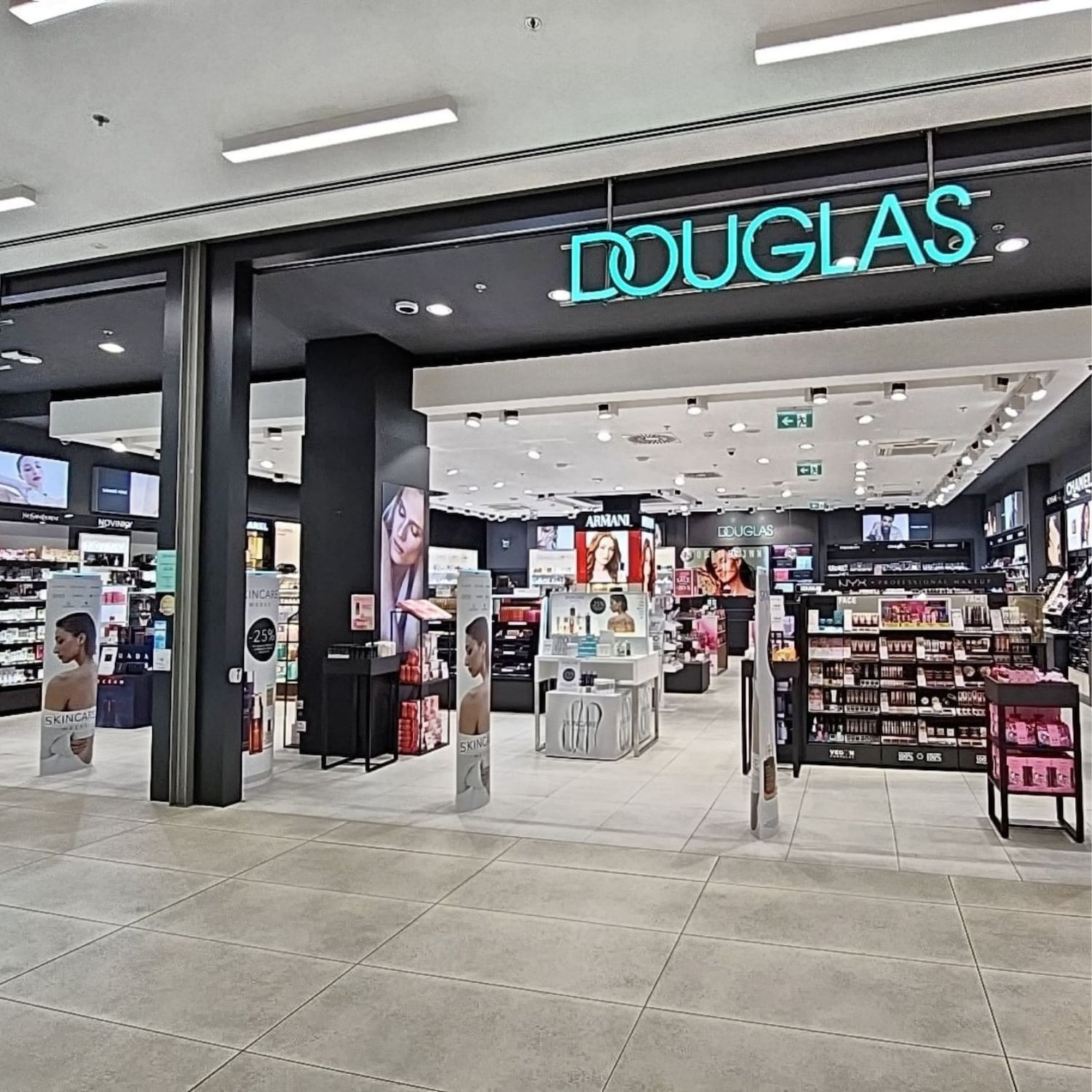 Vstupte do světa krásy v prodejně Douglas, kde na vás čeká široký sortiment kosmetiky a parfémů.
