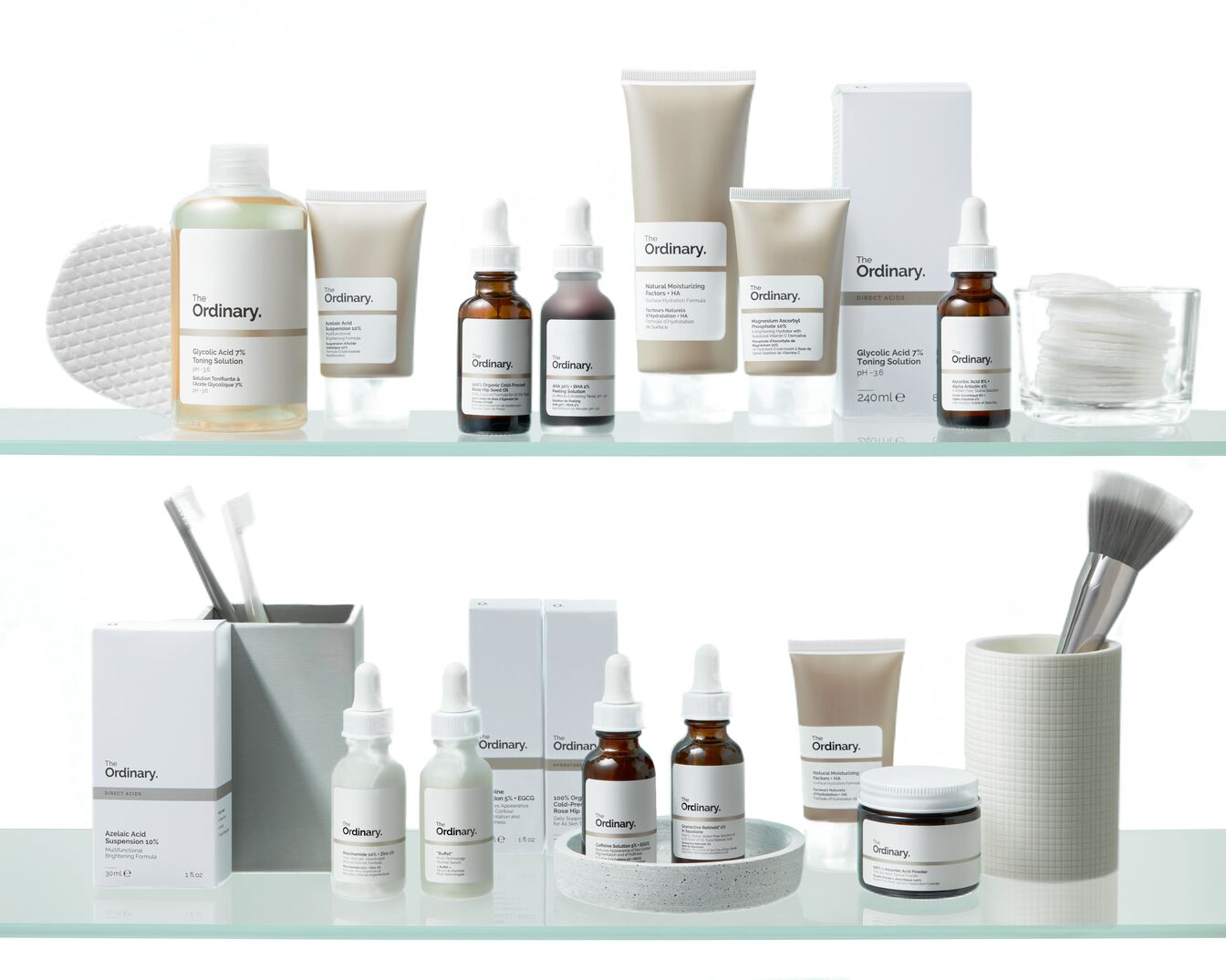 Een overzicht van The Ordinary huidverzorgingsproducten, waaronder toners, serums en moisturizers, gepresenteerd in minimalistische verpakkingen op glazen planken.