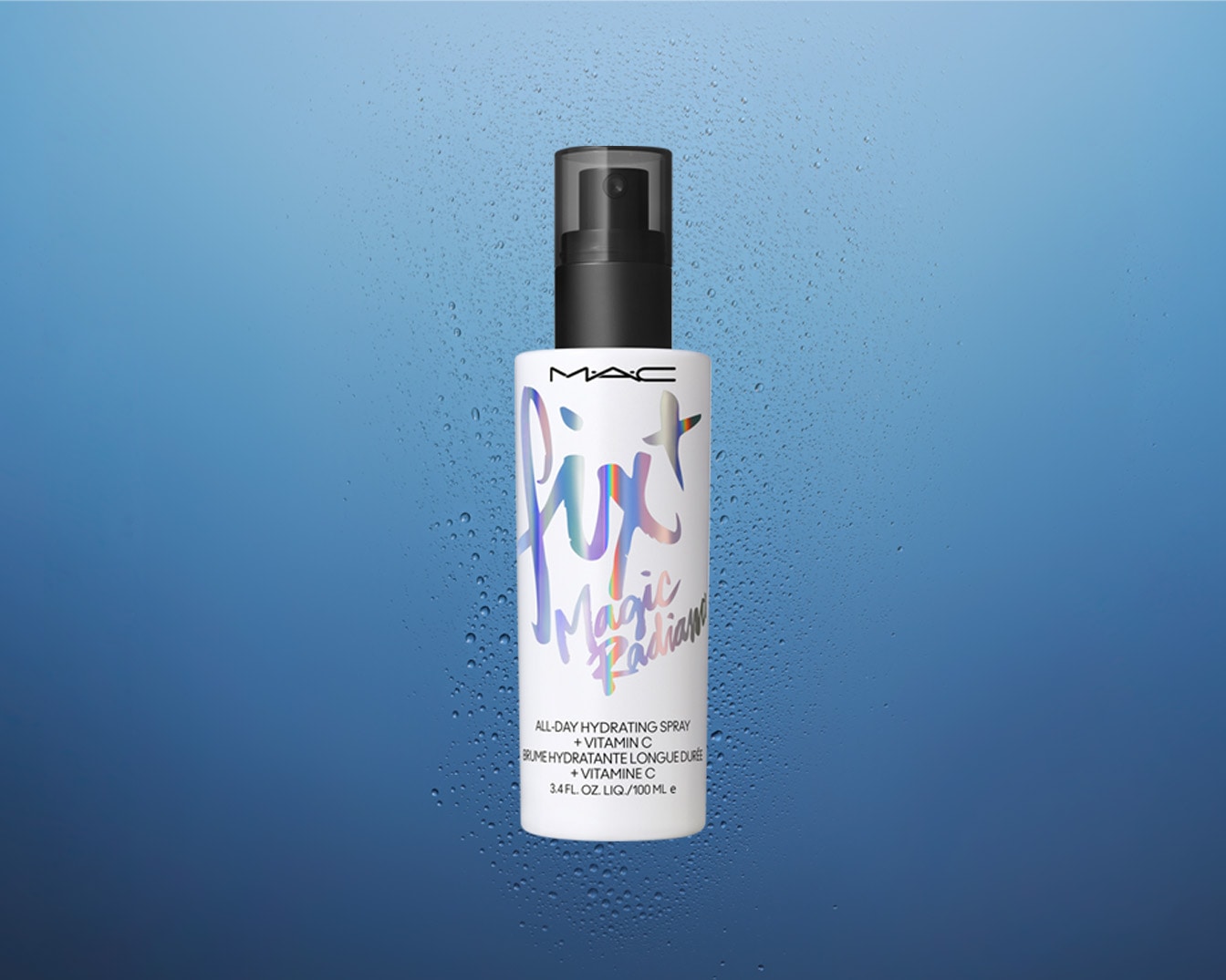 MAC Fix+ Magic Radiance All-Day Hydrating Spray met vitamine C in een witte flacon met een zwarte dop.