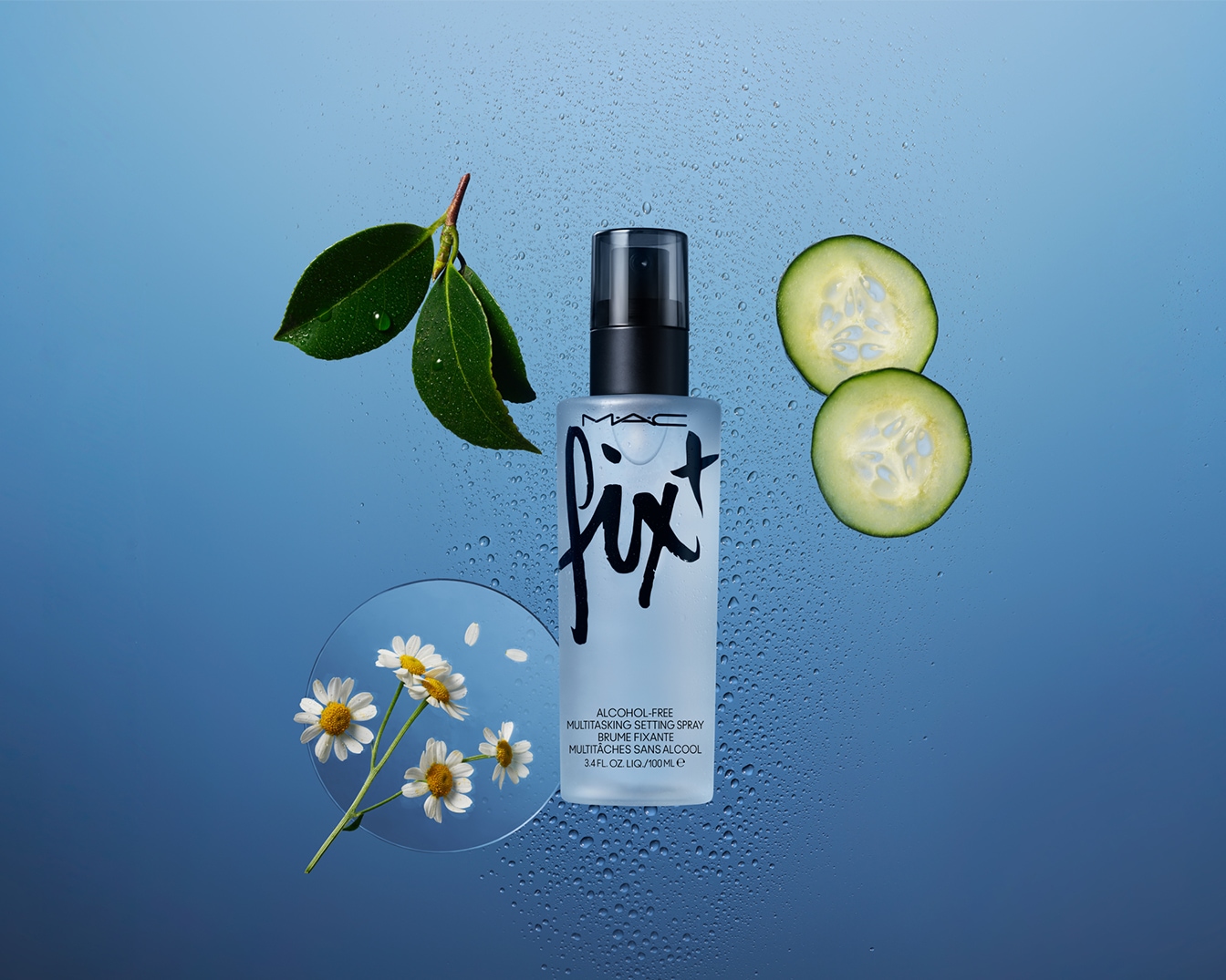 MAC Fix+ alcoholvrije setting spray, een multitasking product voor een gefixeerde make-up, gepresenteerd met komkommer, bladeren en madeliefjes tegen een blauwe achtergrond met waterdruppels.