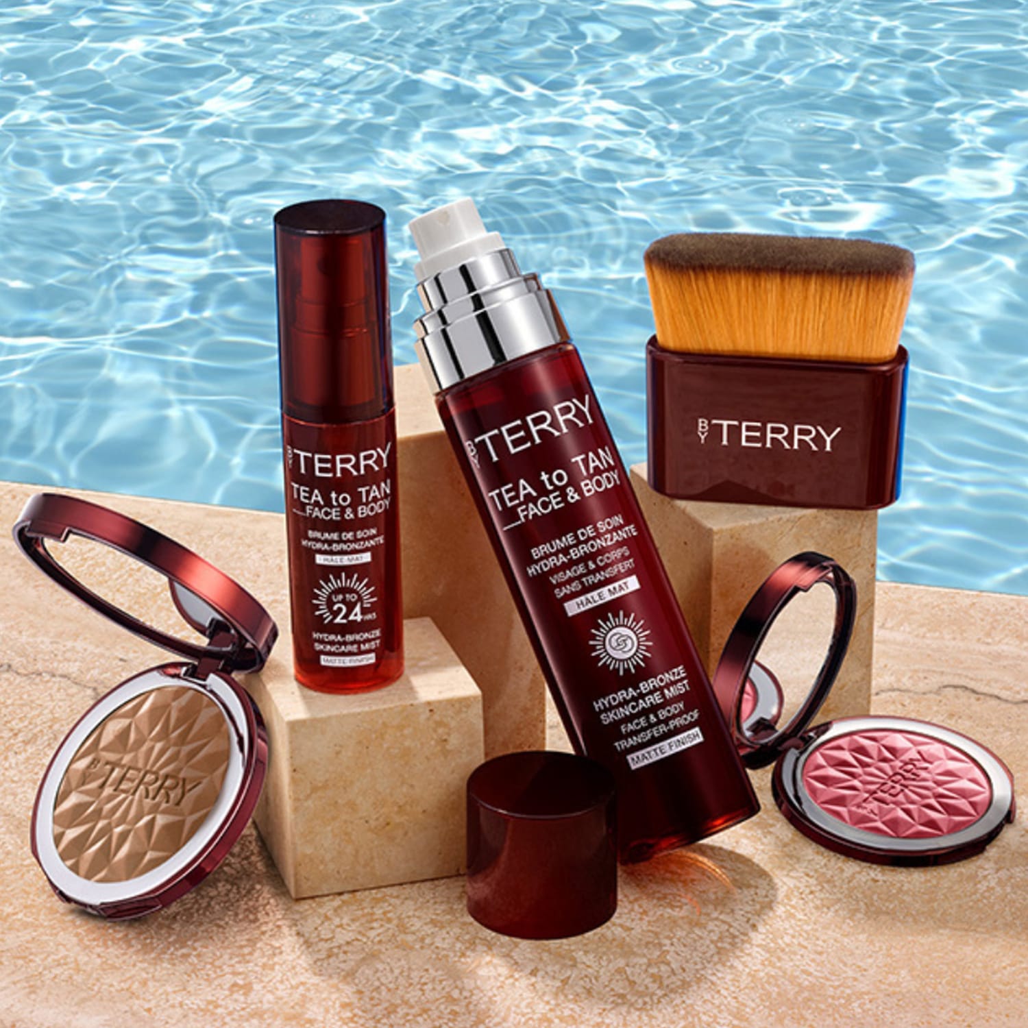 Kolekcja kosmetyków By Terry Tea to Tan Face & Body, w skład której wchodzą bronzer, mgiełka do pielęgnacji skóry i pędzel do twarzy i ciała, zapewniające matowe wykończenie.