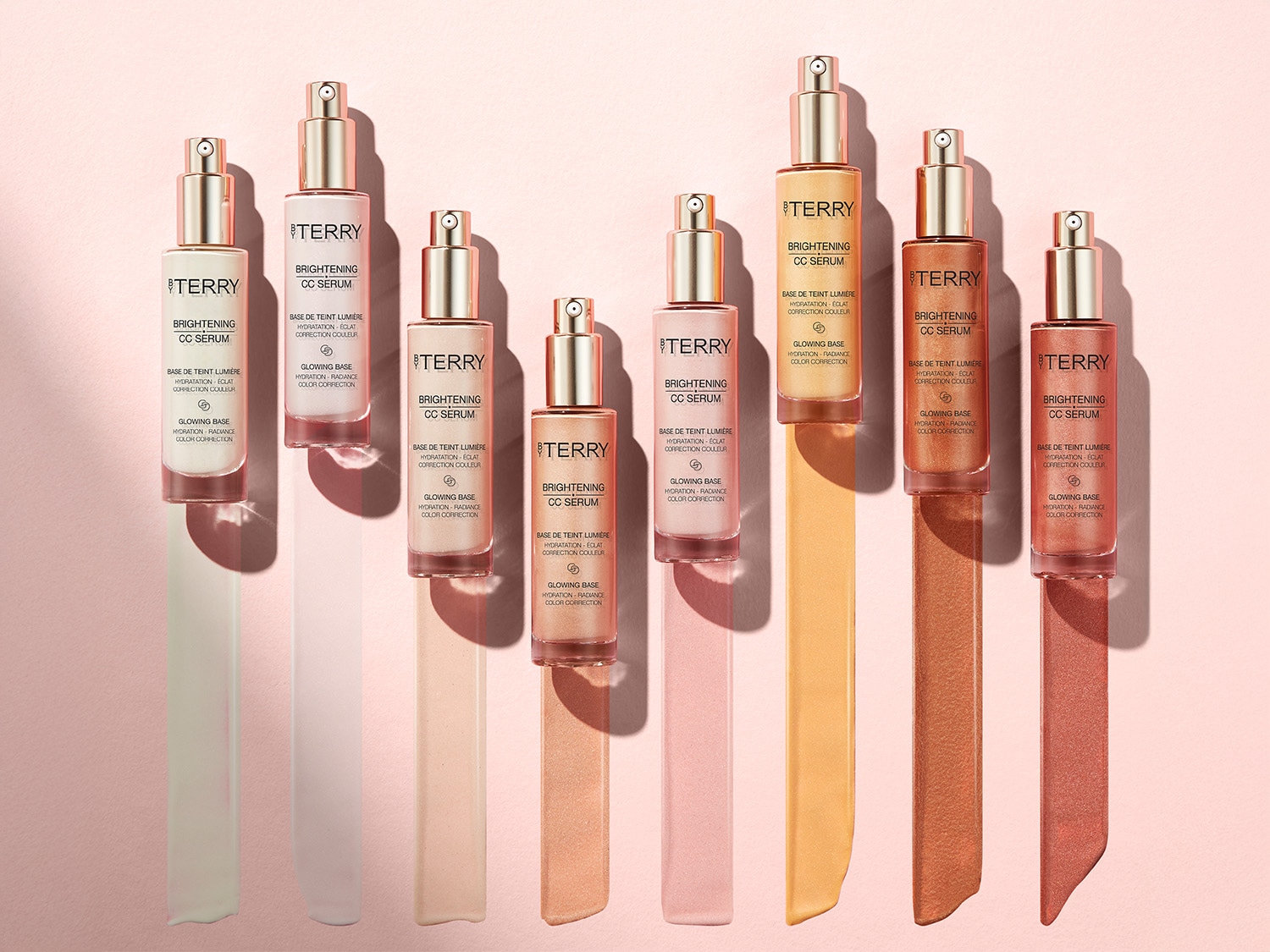 Kolekcja rozświetlających serum CC By Terry w odcieniach od jasnego beżu po głęboki brąz, zapewniających nawilżenie, blask i korekcję koloru.