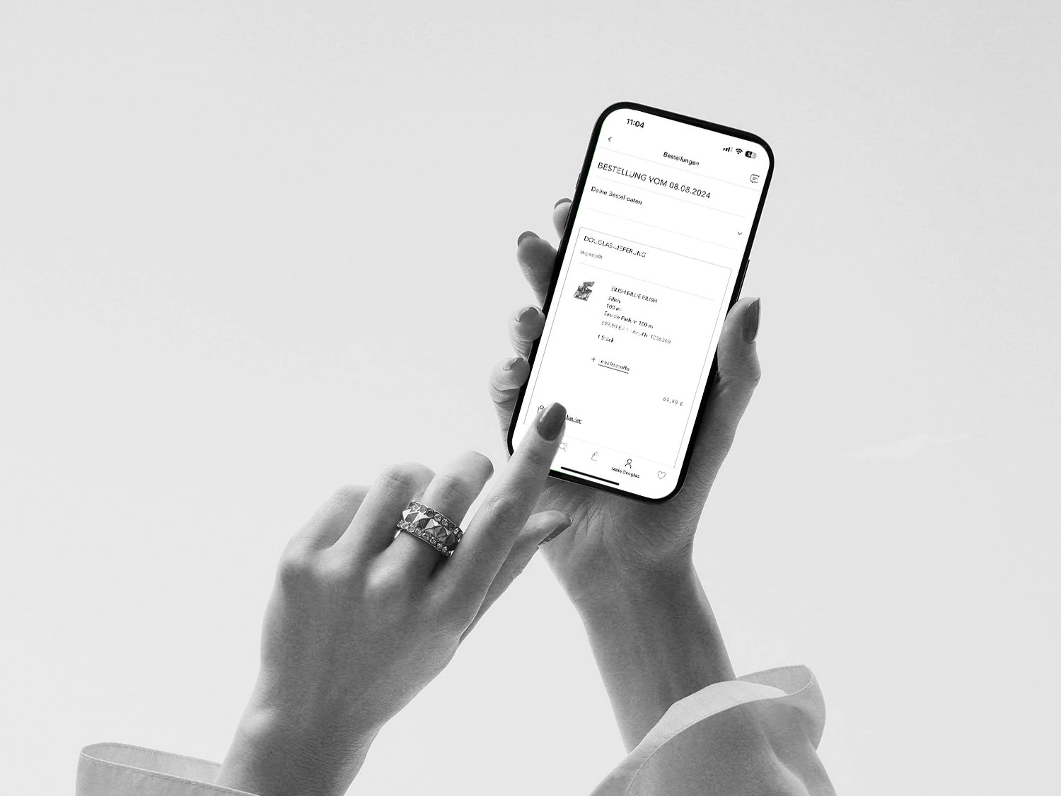 Een persoon bekijkt een bestelling van 8 augustus 2024 op een smartphone, met details over een aankoop van Billie Eilish Eau de Parfum 100ml voor €69,99.