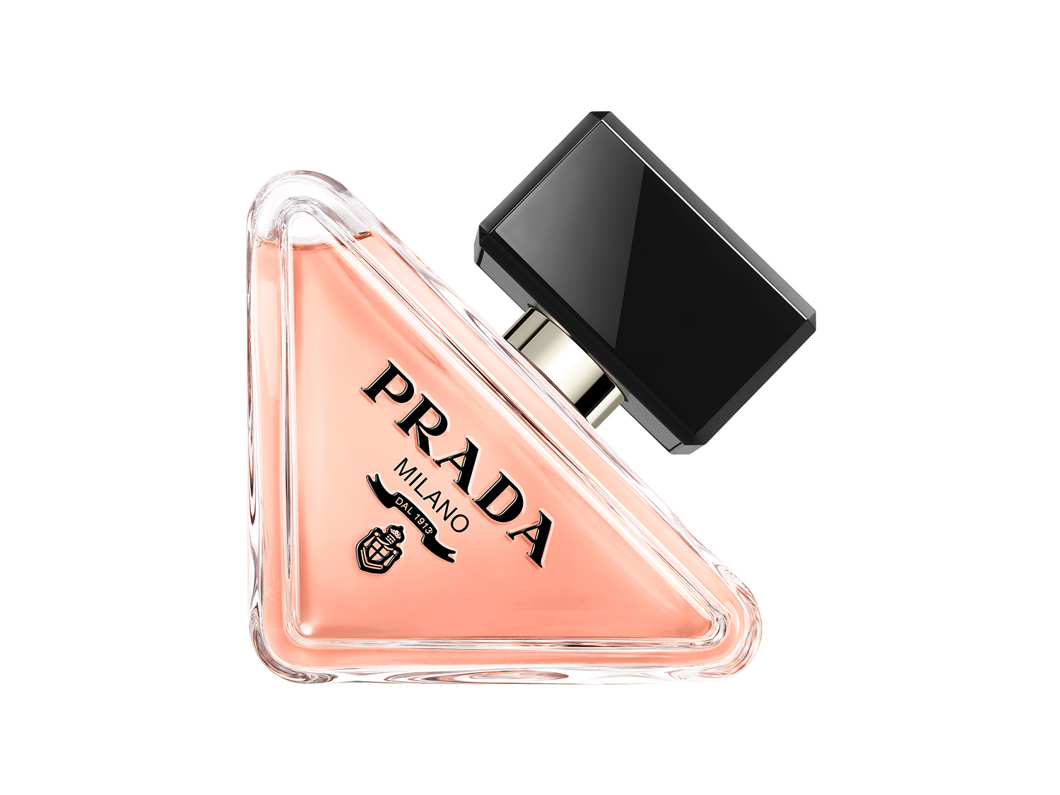 Voici le parfum Prada, présenté dans un flacon triangulaire transparent rempli d'un liquide rose pêche, coiffé d'un bouchon noir brillant.
