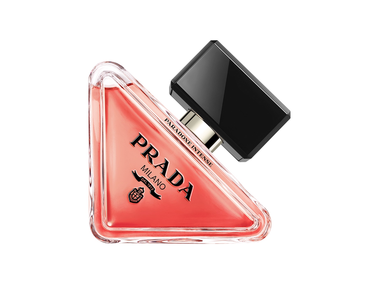 Le parfum Prada Paradoxe Intense se présente dans un flacon triangulaire transparent rempli d'un liquide rose corail, coiffé d'un bouchon noir brillant.