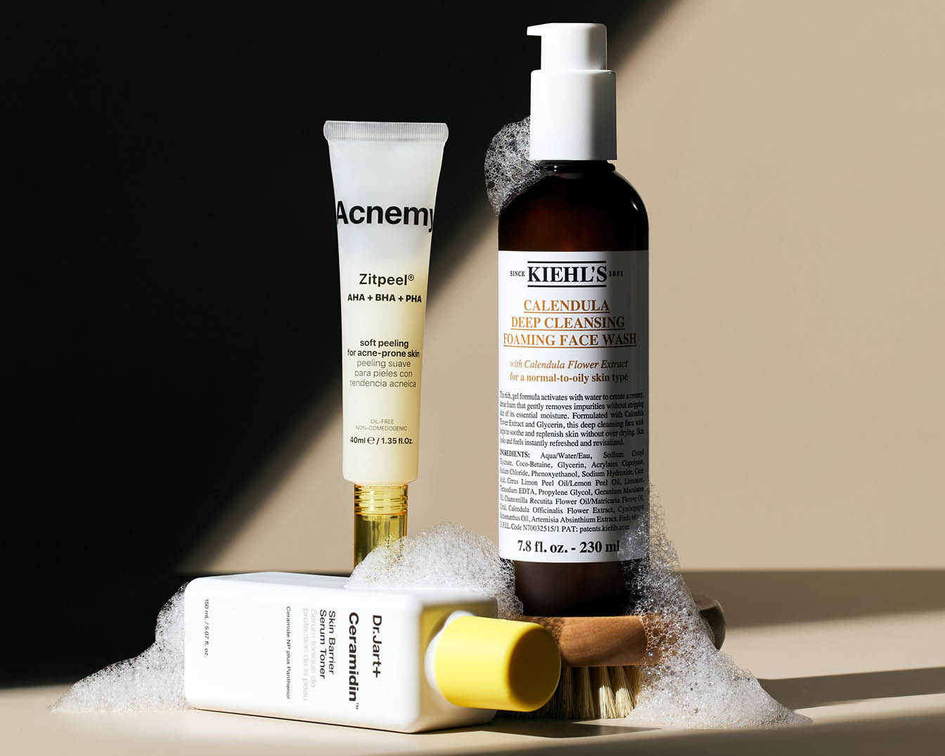 Sanfte Aknebehandlung mit Acnemy Zitpeel, einem Ölfreien Peeling mit AHA, BHA und PHA, das für zu Akne neigende Haut geeignet ist.