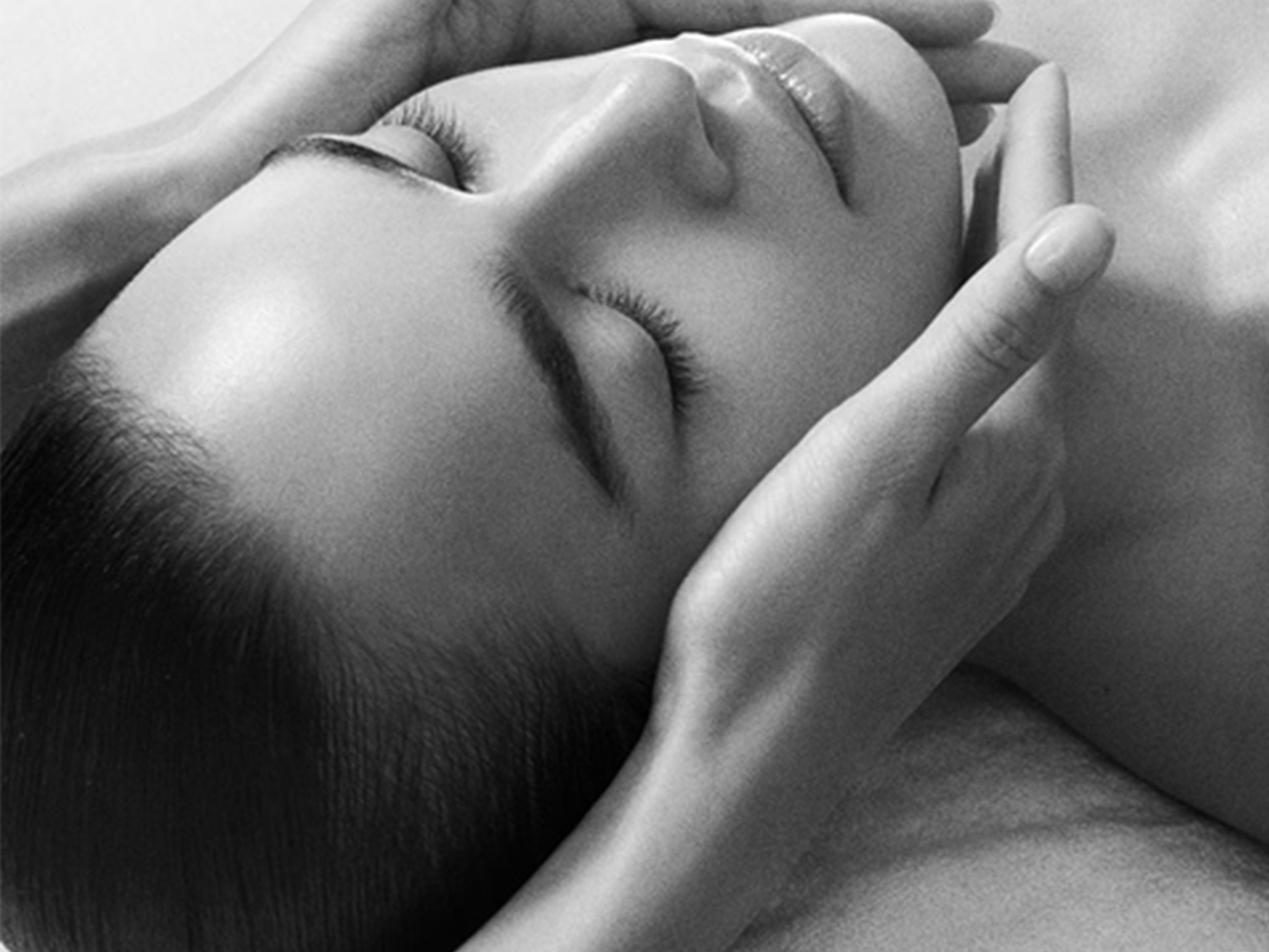 Eine Person hält eine Tube und ein Smartphone in den Händen, um die digitalen Vorteile zu nutzen.