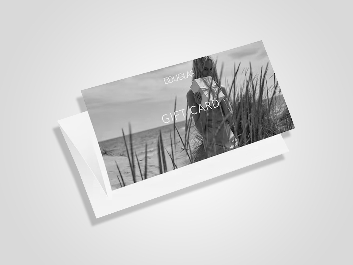 Die Fassade des Douglas-Gebäudes mit großen Schaufenstern, die mit Blumenmotiven und dem Douglas-Logo geschmückt sind.