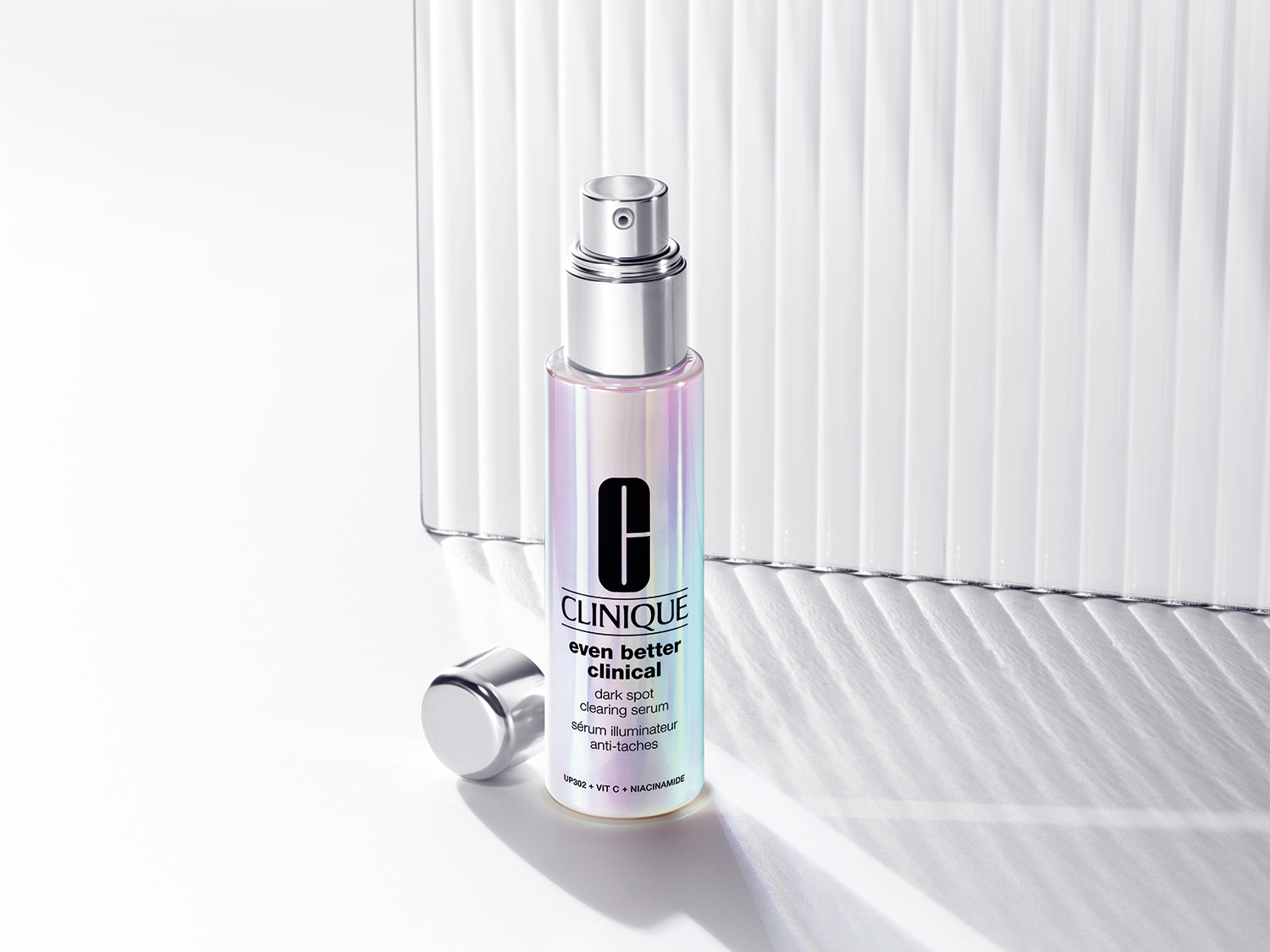 Voici le sérum anti-taches Clinique Even Better Clinical dans un flacon irisé avec un capuchon argenté, promettant un teint plus clair.
