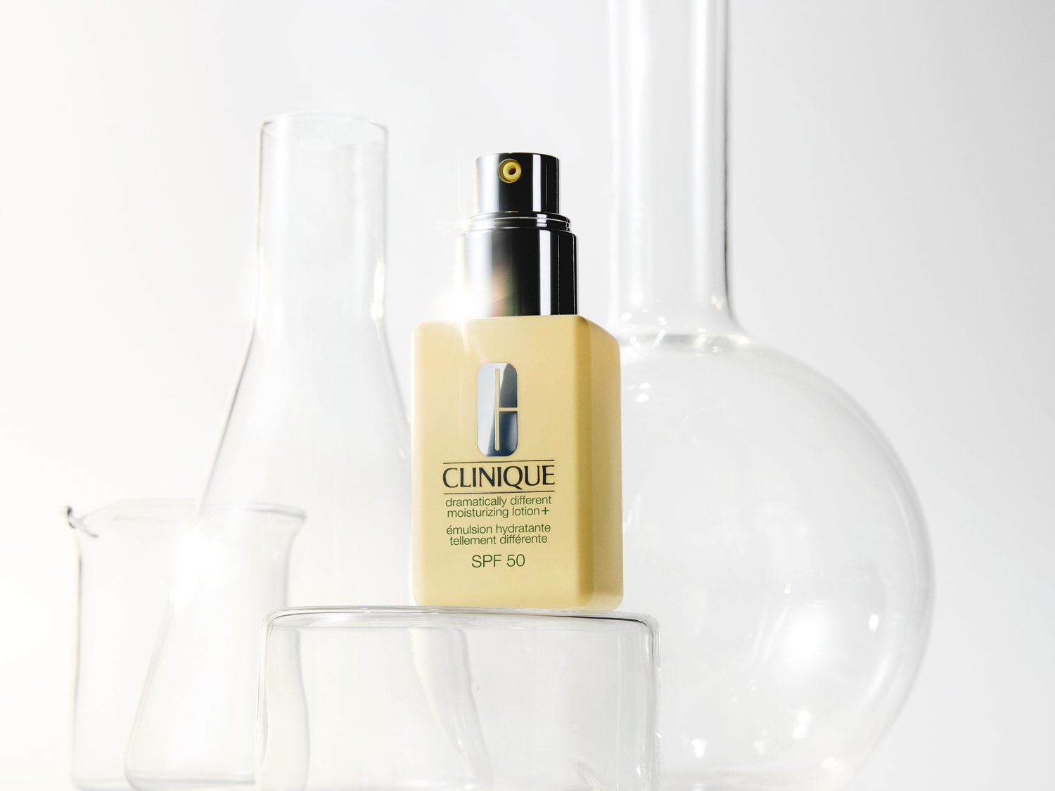 Le flacon beige de Clinique Dramatically Different Moisturizing Lotion+ SPF 50 offre une hydratation et une protection solaires essentielles.