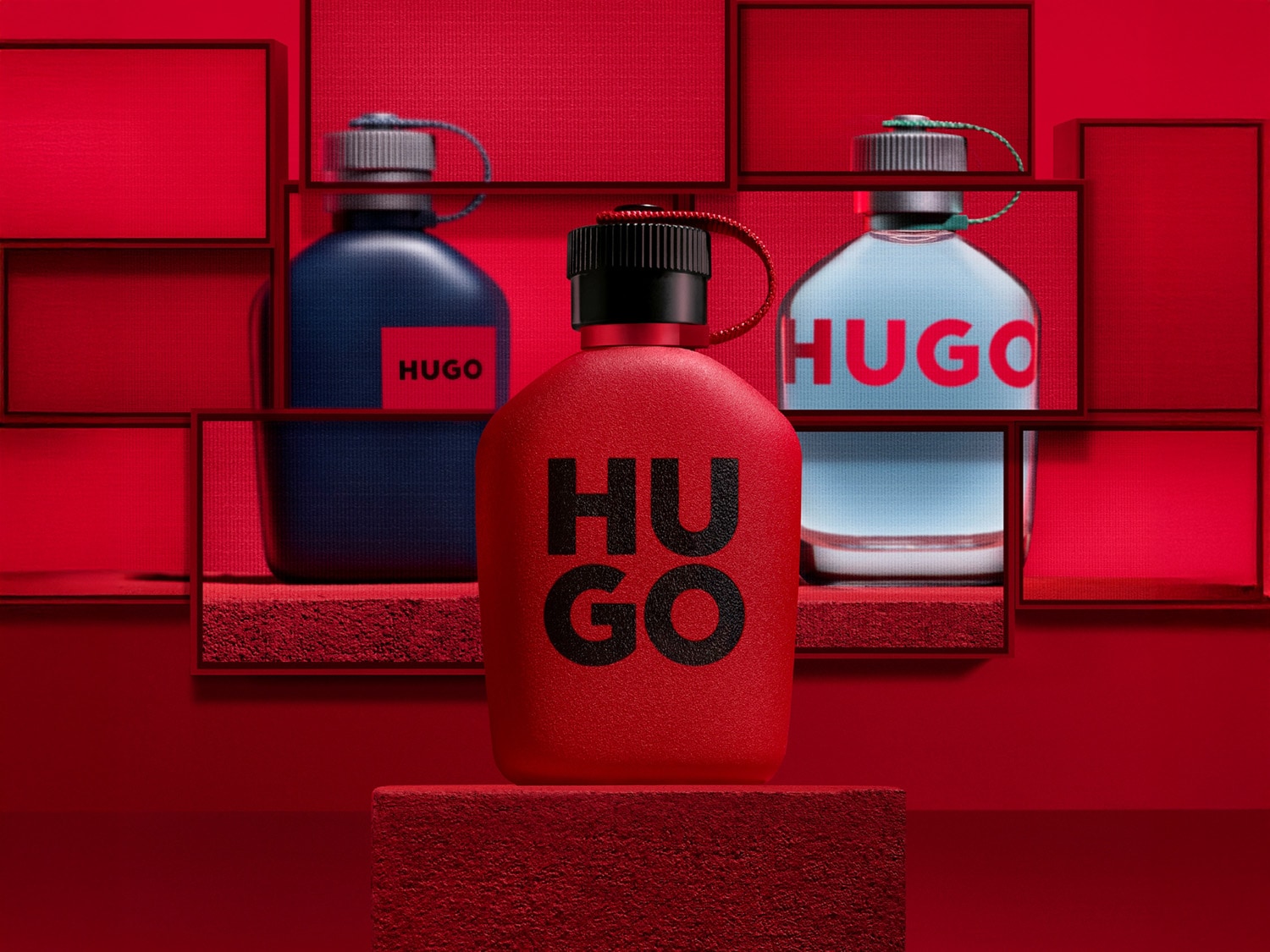 Découvrez le parfum HUGO dans des flacons rouge, bleu marine et bleu clair, chacun portant le logo HUGO en gras.