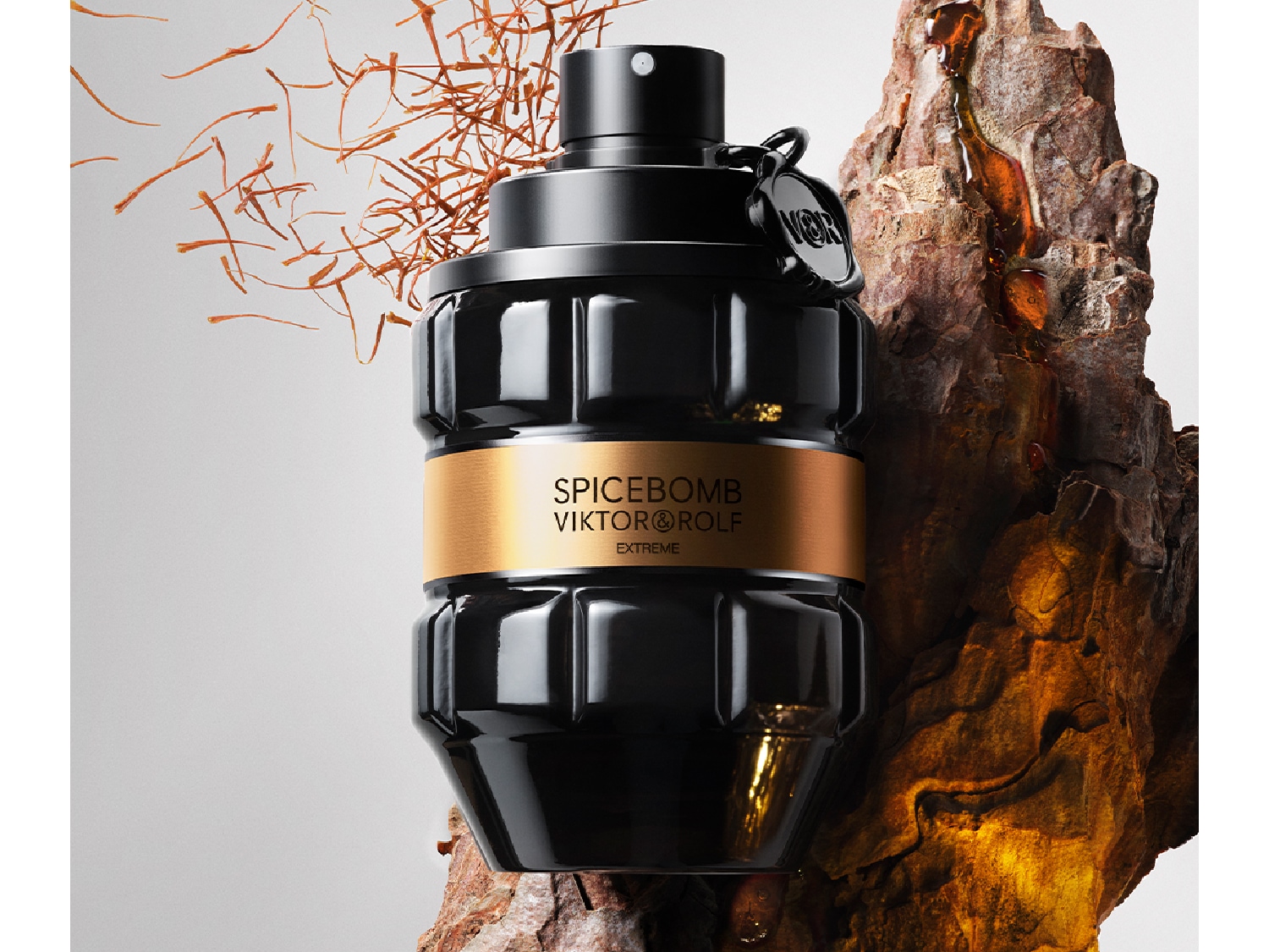 Le parfum Spicebomb de Viktor&Rolf Extreme, dans un flacon noir en forme de grenade avec une étiquette dorée, évoquant un parfum intense et explosif.