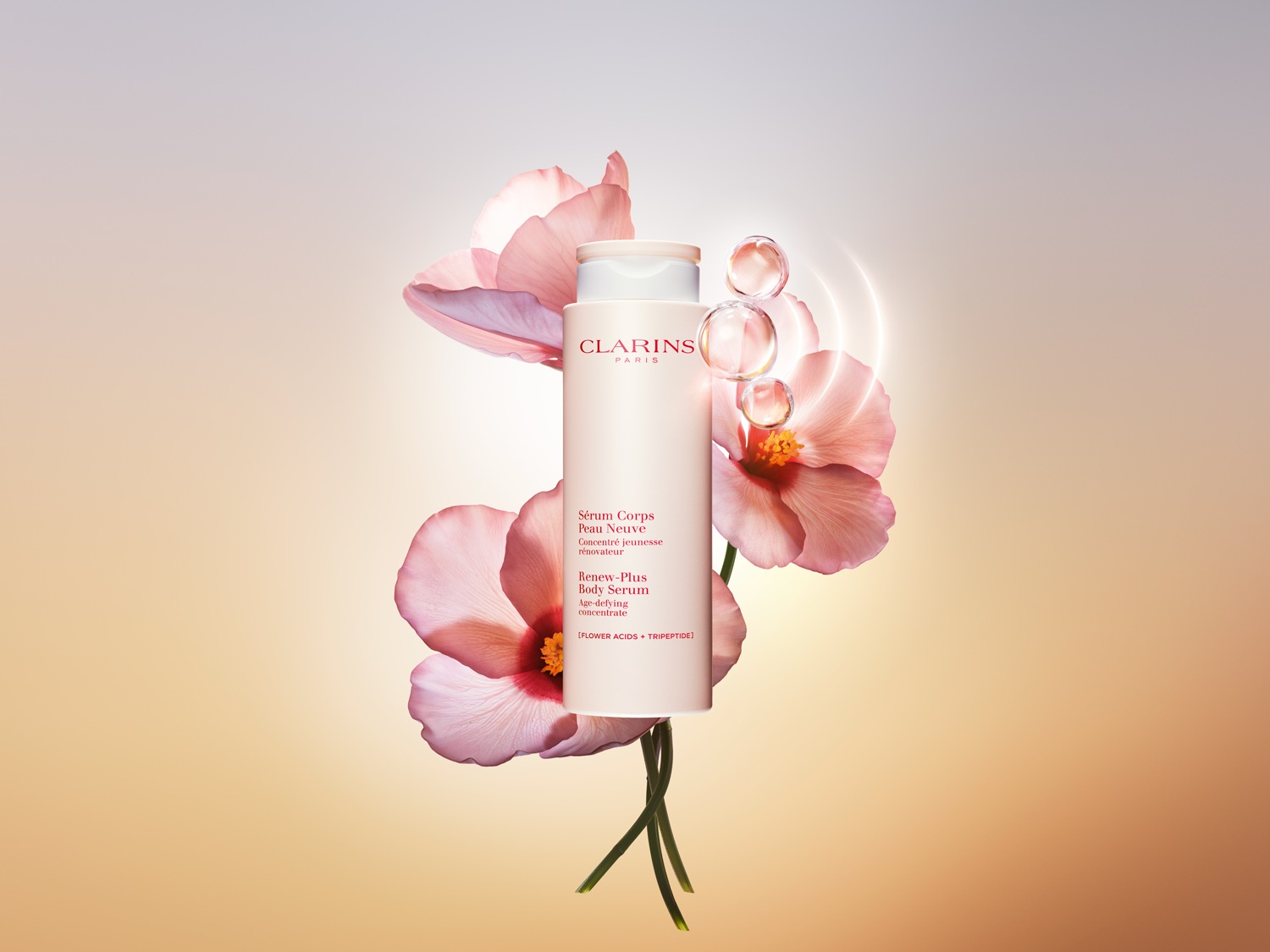 De Clarins Paris Sérum Corps Peau Neuve, een huidvernieuwingsconcentraat, wordt gepresenteerd in een zachtroze fles met bloemaccenten.