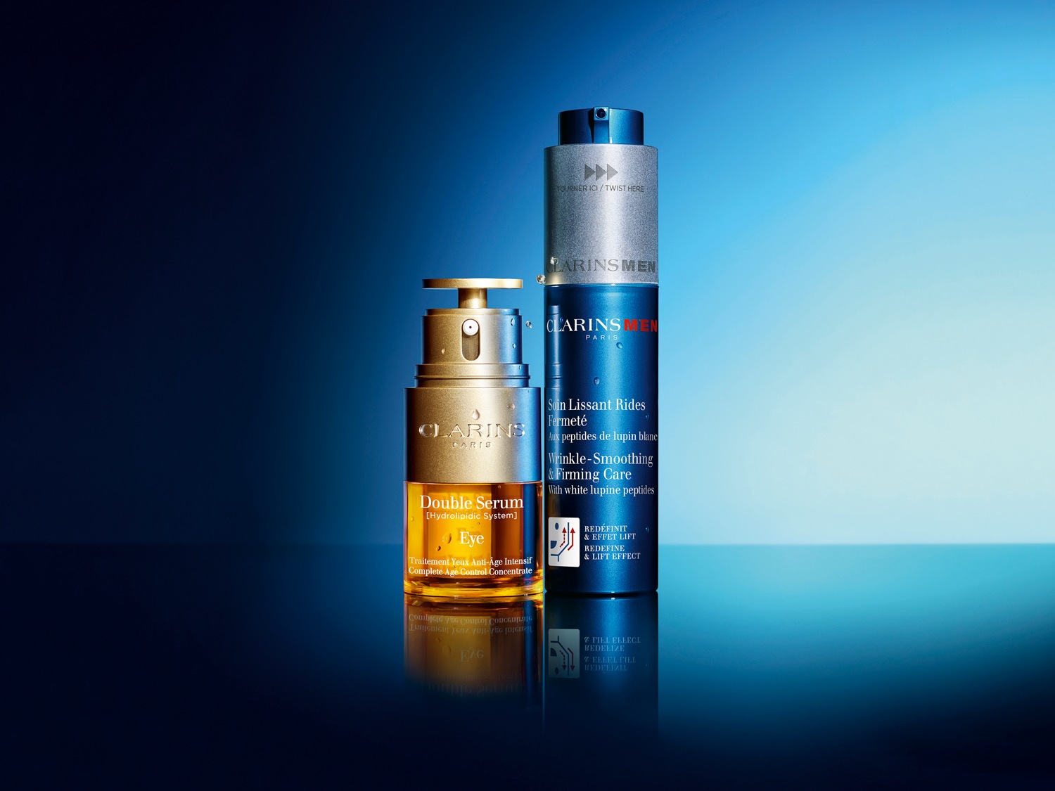 Twee Clarins-producten staan klaar om je huid te verzorgen: Double Serum Eye in een gouden flacon en Wrinkle-Smoothing & Firming Care voor mannen in een blauwe verpakking.