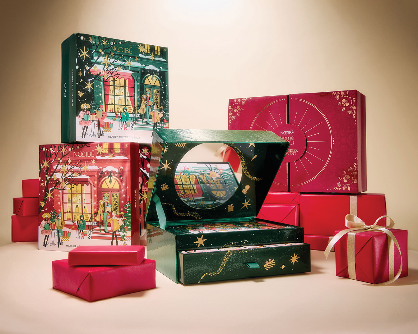 Découvrez les calendriers de l'Avent Nocibé, un assortiment festif de produits de beauté et de maquillage dans des emballages rouge et vert ornés de motifs hivernaux.
