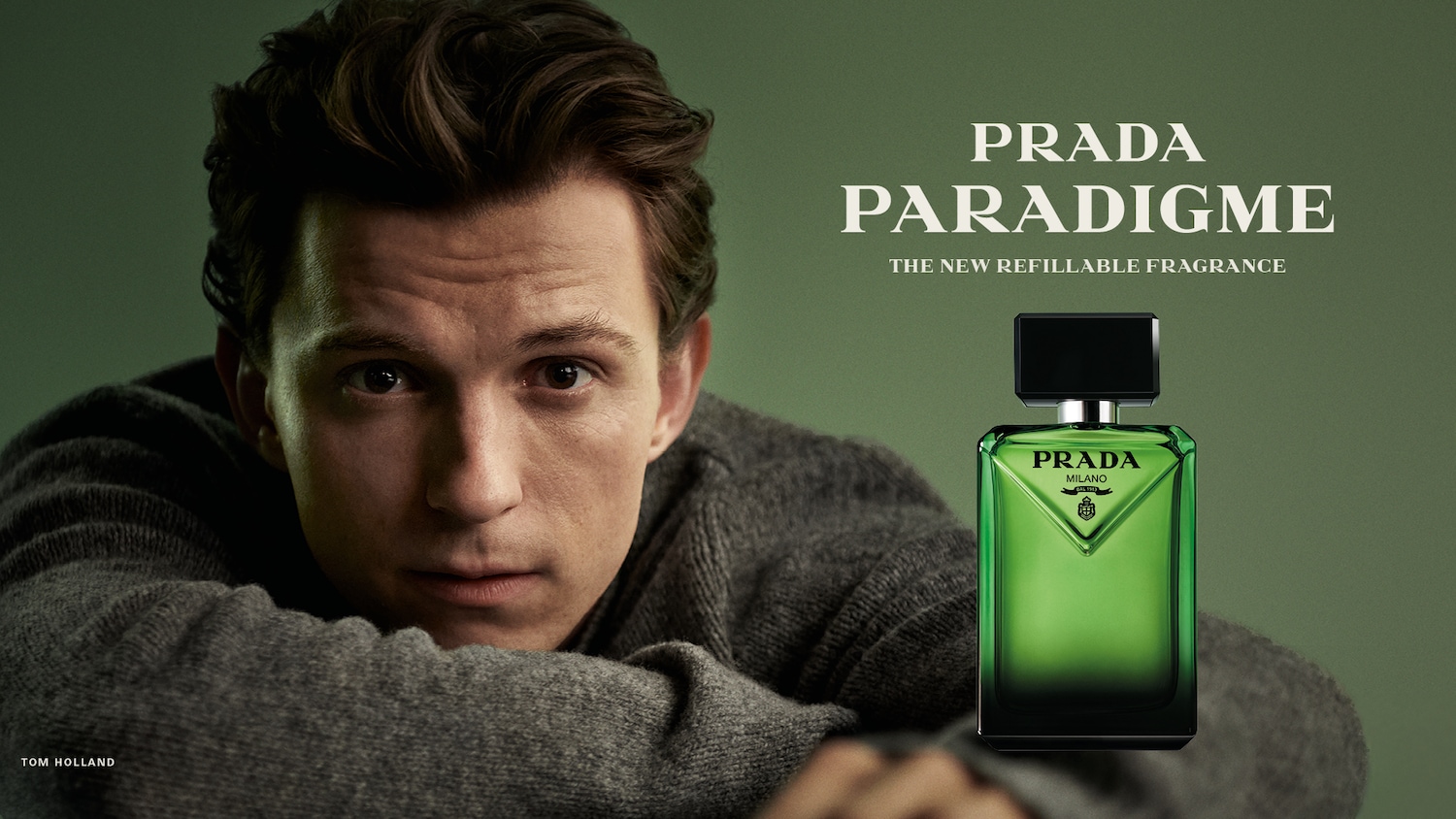 Découvrez Prada PARADIGME, le nouveau parfum rechargeable, présenté aux côtés de Tom Holland, dans un flacon vert émeraude élégant et moderne.