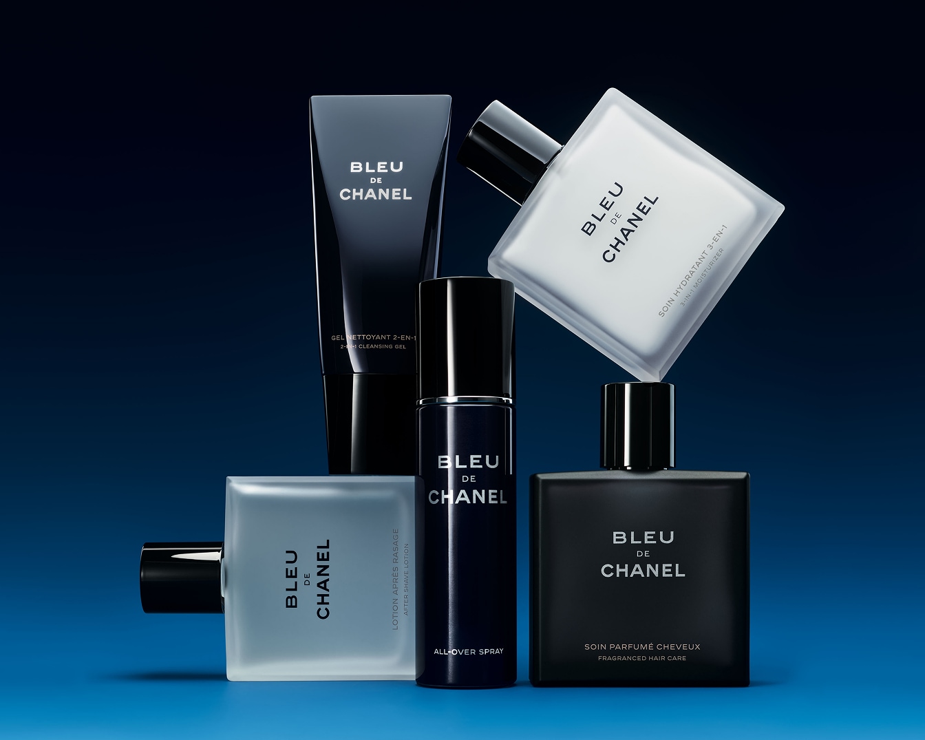 Ontdek de Bleu de Chanel collectie: een complete lijn van verzorgingsproducten voor mannen, van reinigingsgel tot aftershave lotion en haarparfum.