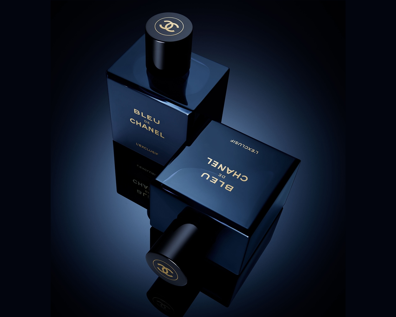 Twee flessen Bleu de Chanel L'Exclusif parfum, de flessen zijn donkerblauw met gouden letters en een zwarte dop met het Chanel logo.