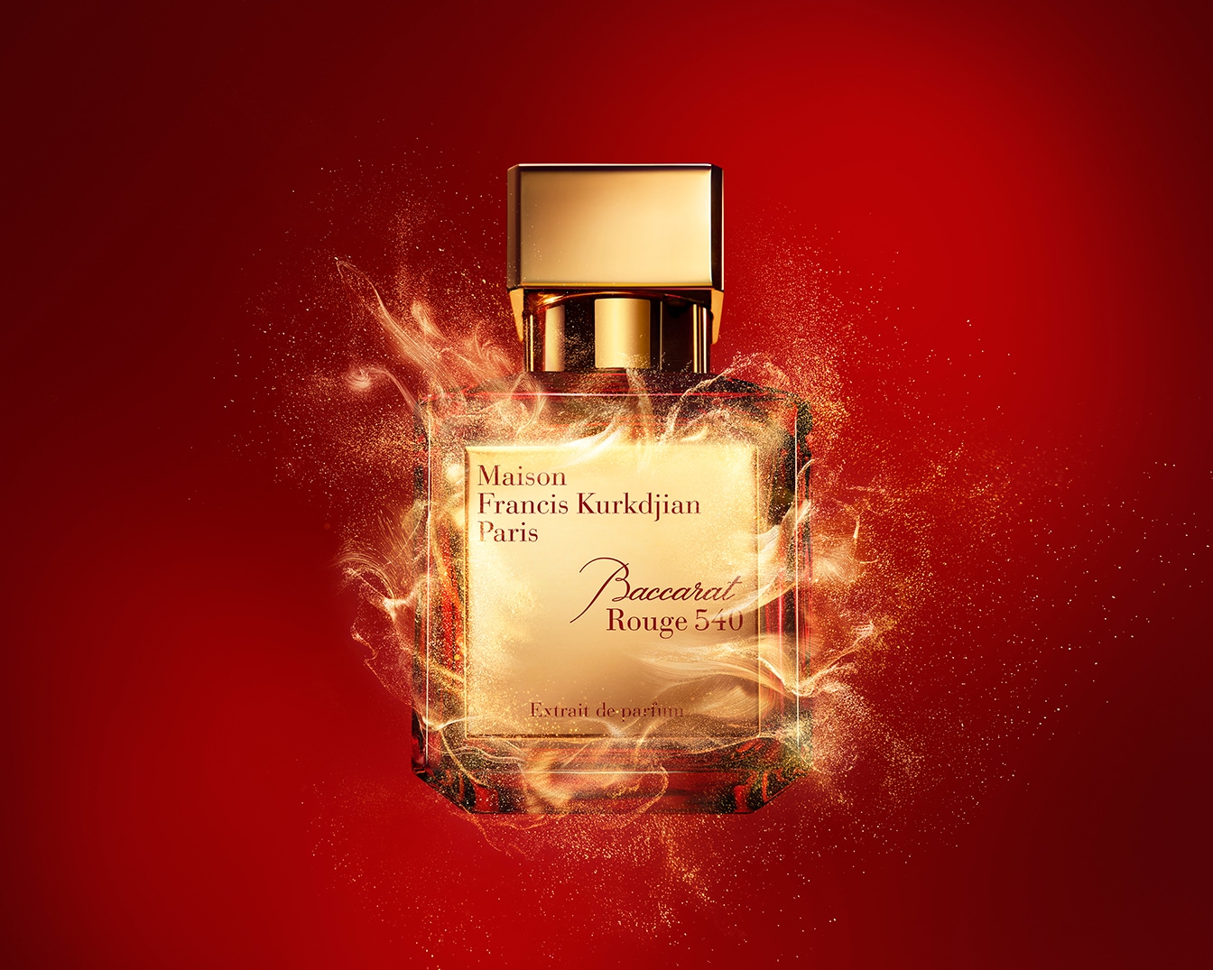 Das Baccarat Rouge 540 Extrait de Parfum von Maison Francis Kurkdjian Paris präsentiert sich in einem goldenen Flakon auf rotem Grund, umgeben von goldenem Glitzer.