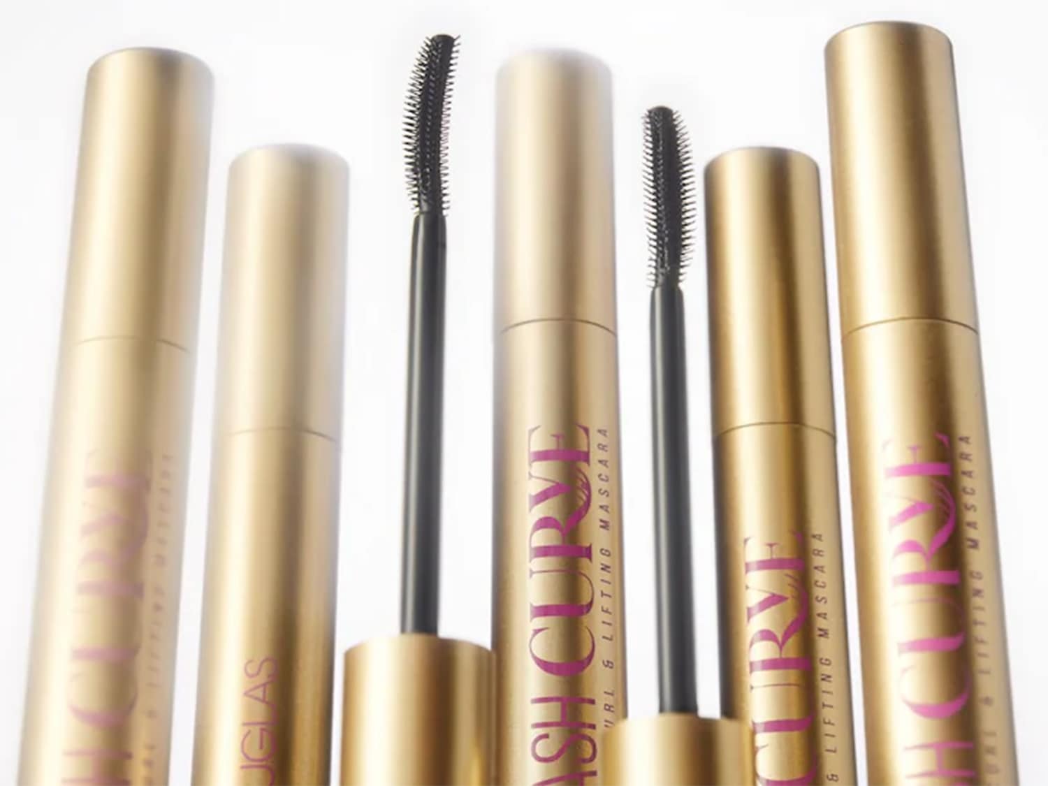 Mascara Douglas Lash Curve in confezione dorata con scritte rosa, per un effetto incurvante e lifting.