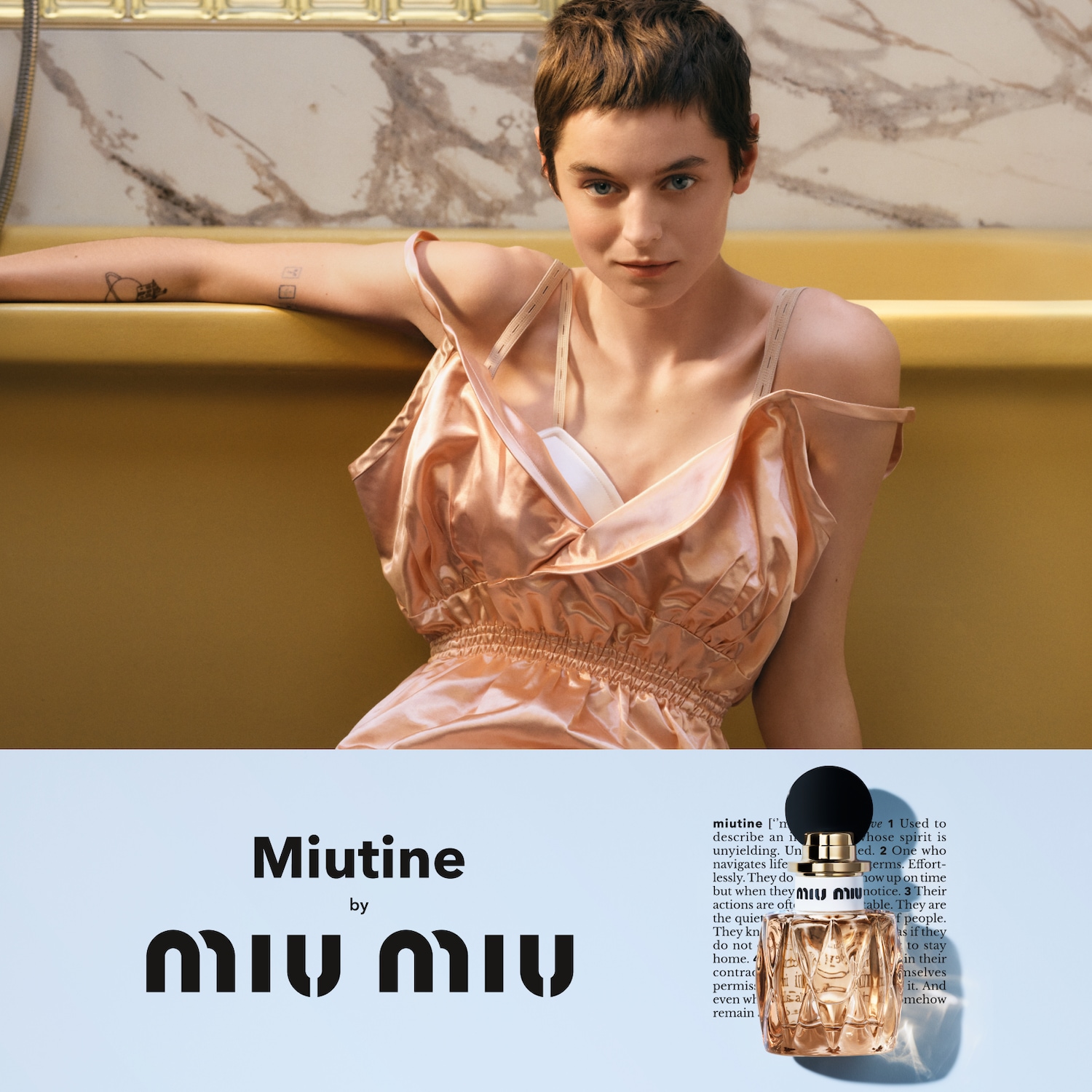 Eine Frau mit kurzen braunen Haaren liegt in einer goldenen Badewanne, sie trägt ein glänzendes, pfirsichfarbenes Kleid und darunter ist das Miu Miu-Parfüm mit einer schwarzen Kappe zu sehen.