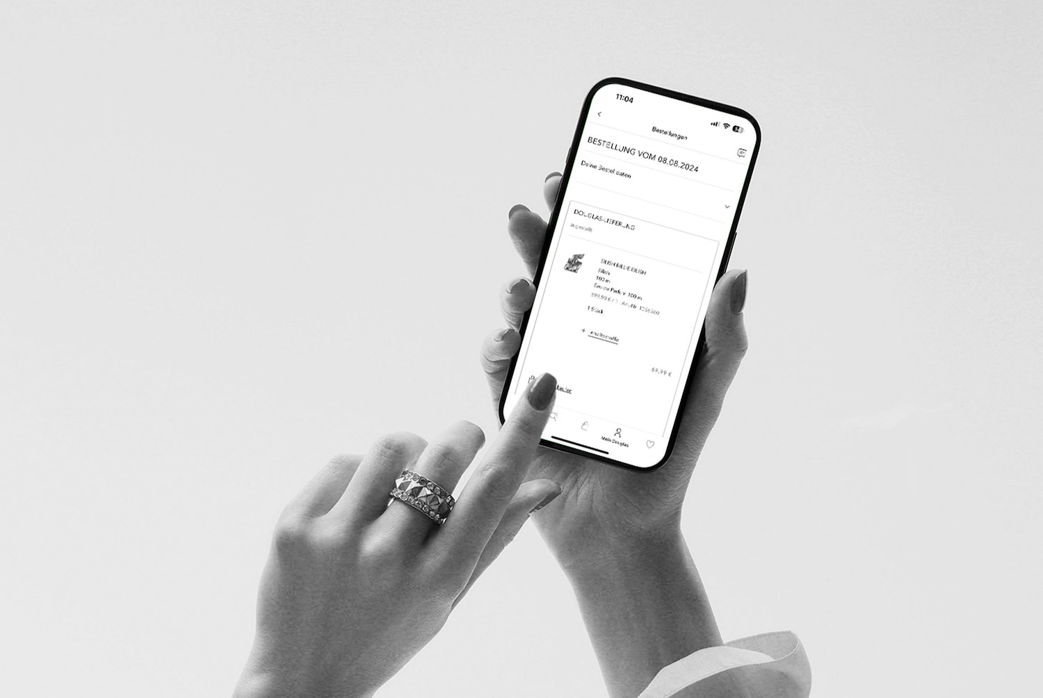 Eine Hand hält ein Smartphone, auf dem eine Bestellung vom 08.08.2024 mit dem Artikel Billie Eilish Eau de Parfum 100 ml für 69,99 € angezeigt wird.