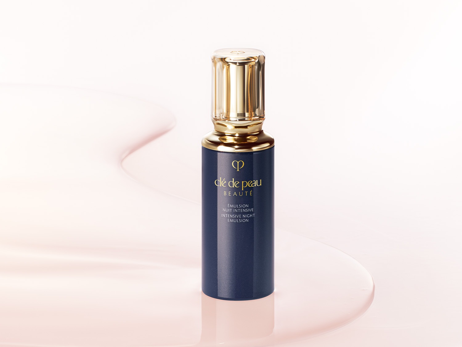 Die nachtblaue Flasche Clé de Peau Beauté Emulsion Nuit Intensive enthält eine feuchtigkeitsspendende Nachtemulsion mit goldenem Verschluss.