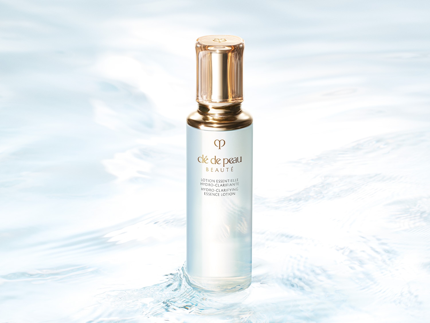 Die Lotion Essentielle Hydro-Clarifiante von Clé de Peau Beauté in einer durchsichtigen Flasche mit goldenem Verschluss sorgt für eine klare und hydratisierte Haut.