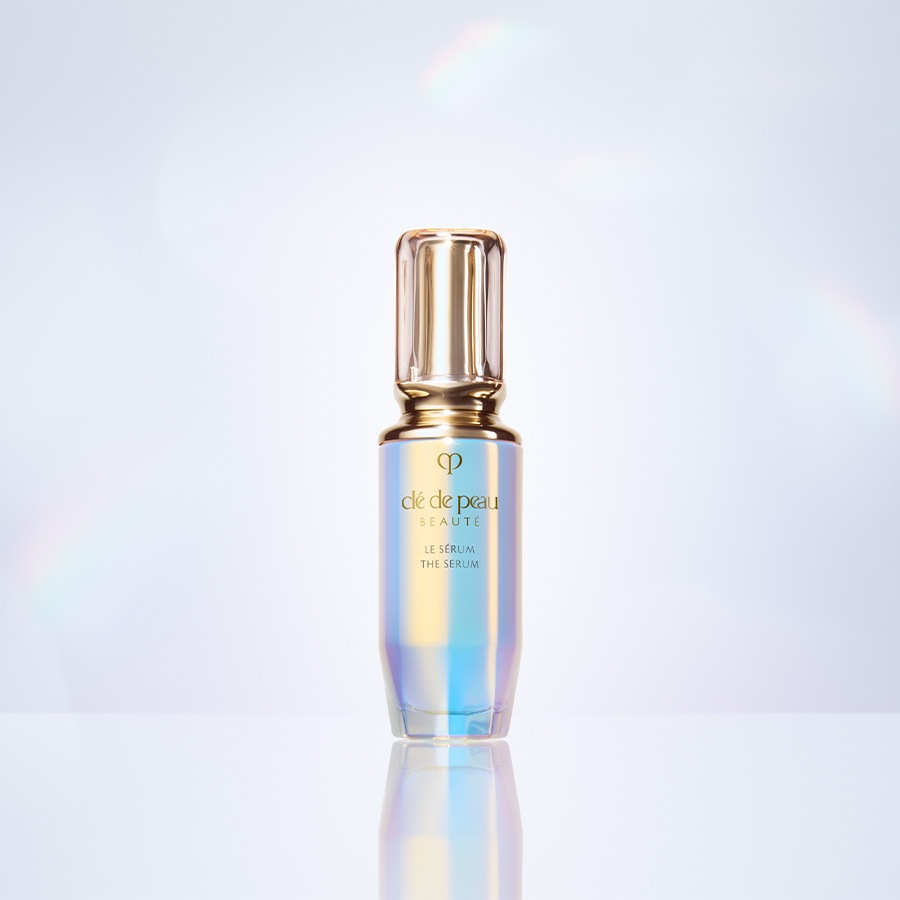 Die schillernde Flasche Clé de Peau Beauté Le Sérum mit goldenem Verschluss verspricht strahlende Haut.