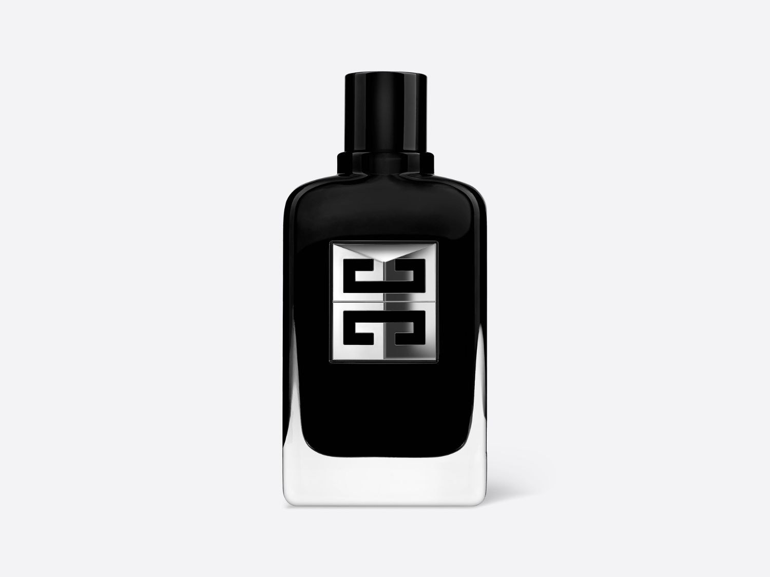 Fényes fekete üvegben Givenchy parfüm ezüst logóval, amely kifinomult és modern megjelenést kölcsönöz.