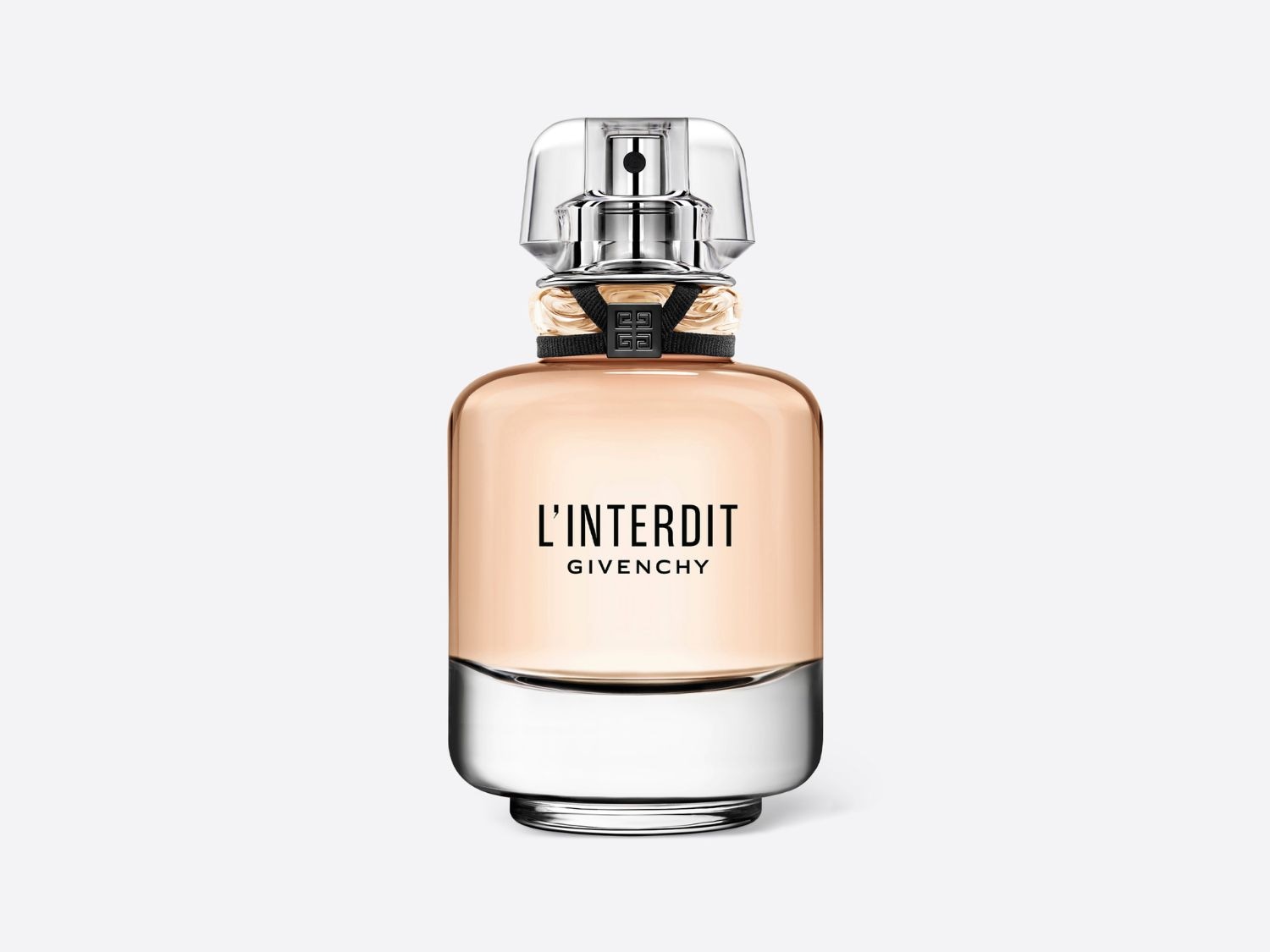 A Givenchy L'Interdit Eau de Parfum egy elegáns, átlátszó üvegben, rózsaszínes folyadékkal, fekete szalaggal és ezüst kupakkal, amely a luxus és a nőiesség esszenciáját testesíti meg.