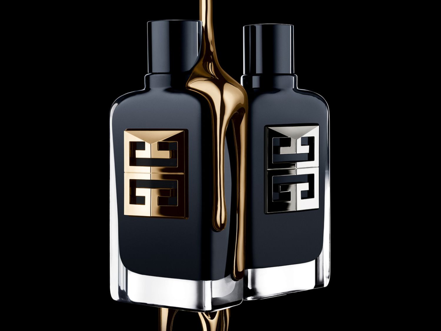 Két Givenchy illat látható fényes fekete üvegben, ezüst alappal, az egyik arany, a másik ezüst logóval, arany folyadék csöpög az egyik üvegre.