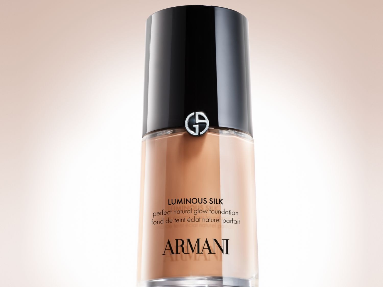 Luminous Silk Perfect Natural Glow Foundation od Armani v priehľadnej fľaštičke s čiernym vrchnákom.