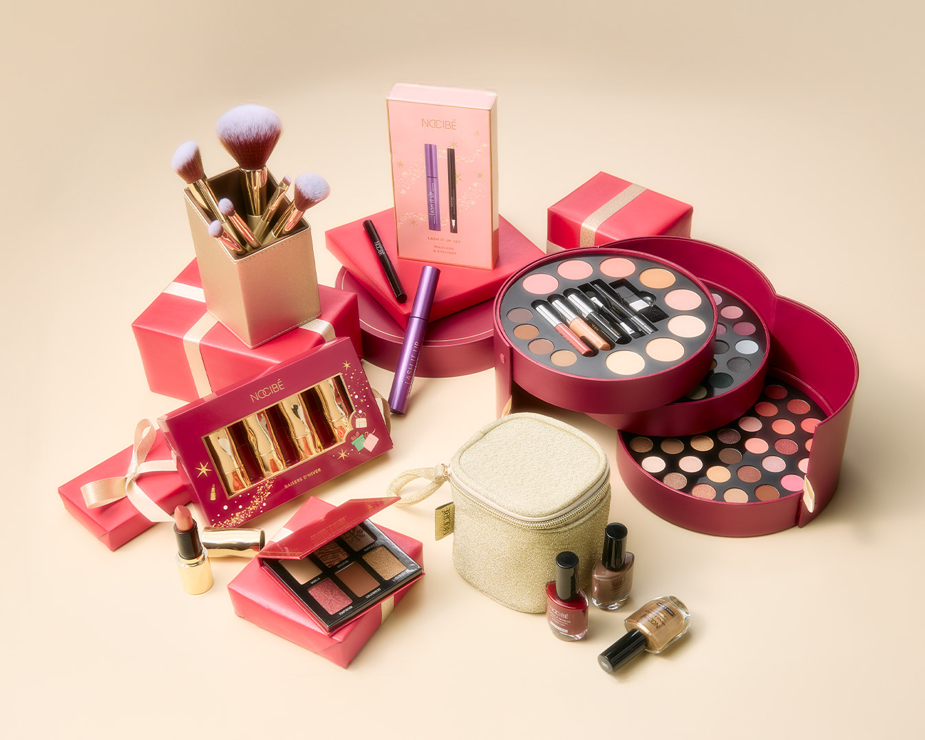 Découvrez un assortiment de produits de beauté Nocibé, comprenant des pinceaux de maquillage, des palettes de fards à paupières, des rouges à lèvres et des vernis à ongles, présentés dans des emballages festifs.