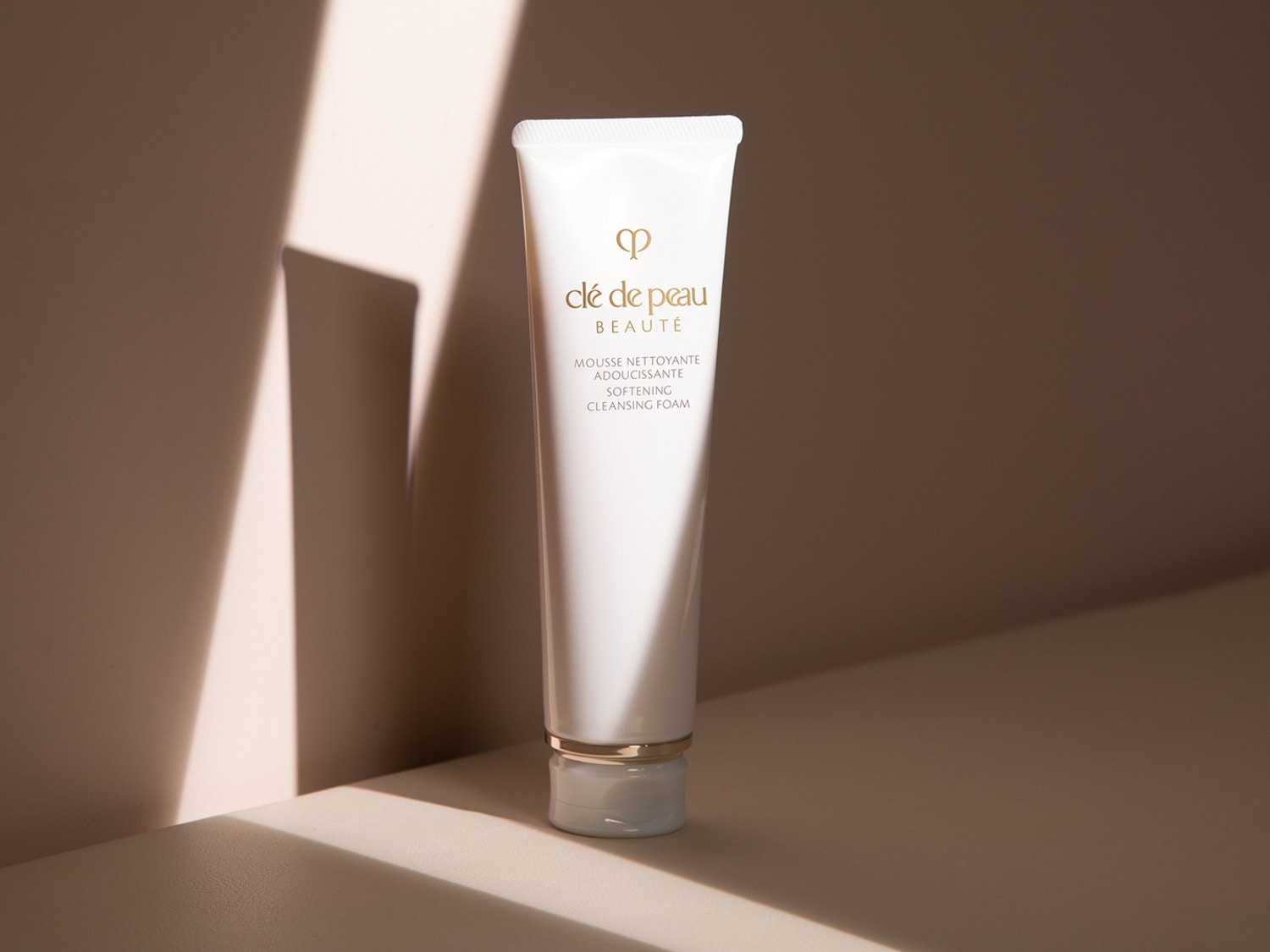 Le tube blanc de Clé de Peau Beauté Mousse Nettoyante Adoucissante promet une peau douce et nettoyée.