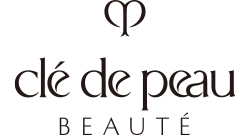 Das Logo von Clé de Peau Beauté mit einem stilisierten Herzsymbol darüber.