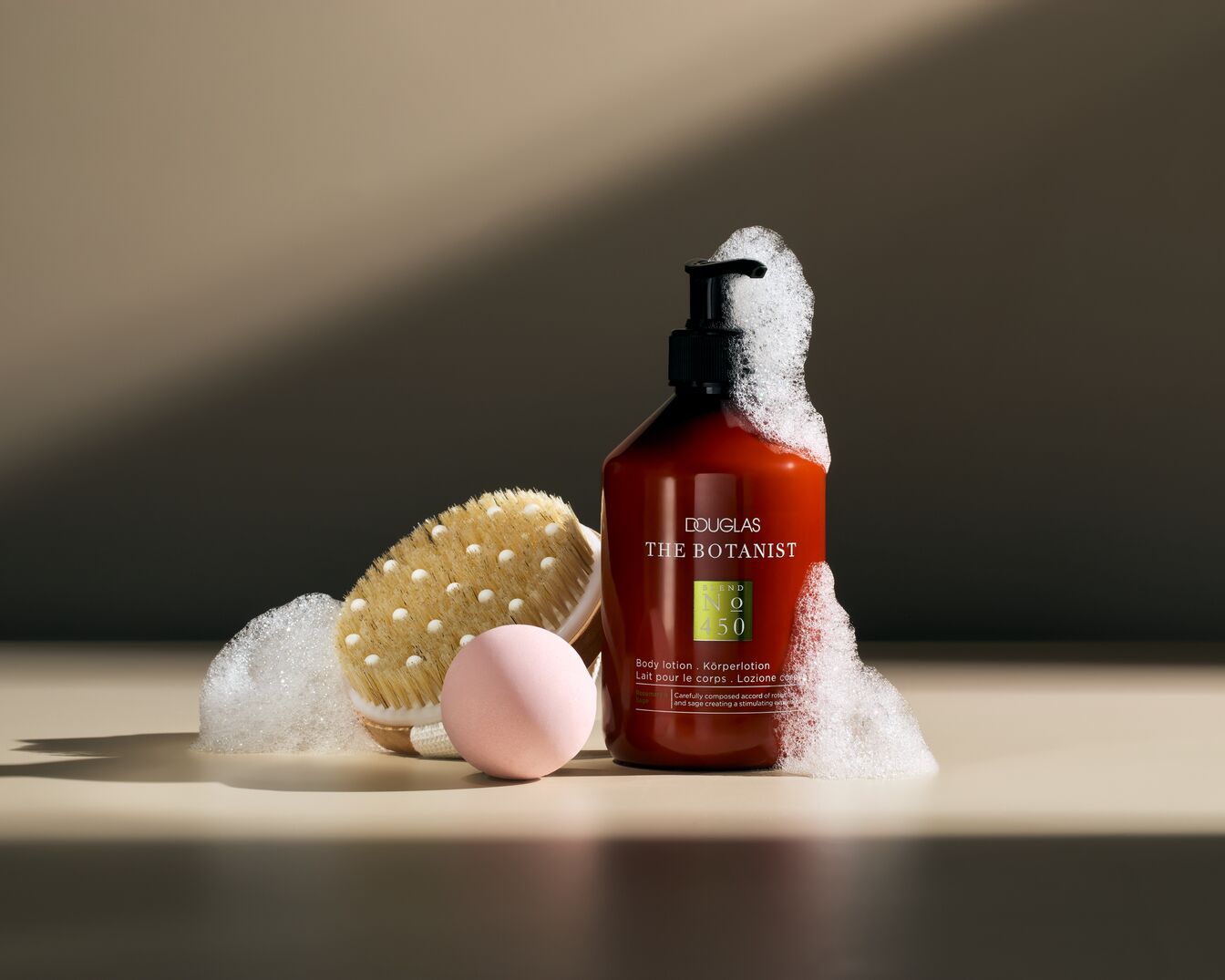 Découvrez la lotion pour le corps Douglas The Botanist Blend No 450, un accord soigneusement composé de rose et de sauge pour une expérience stimulante.