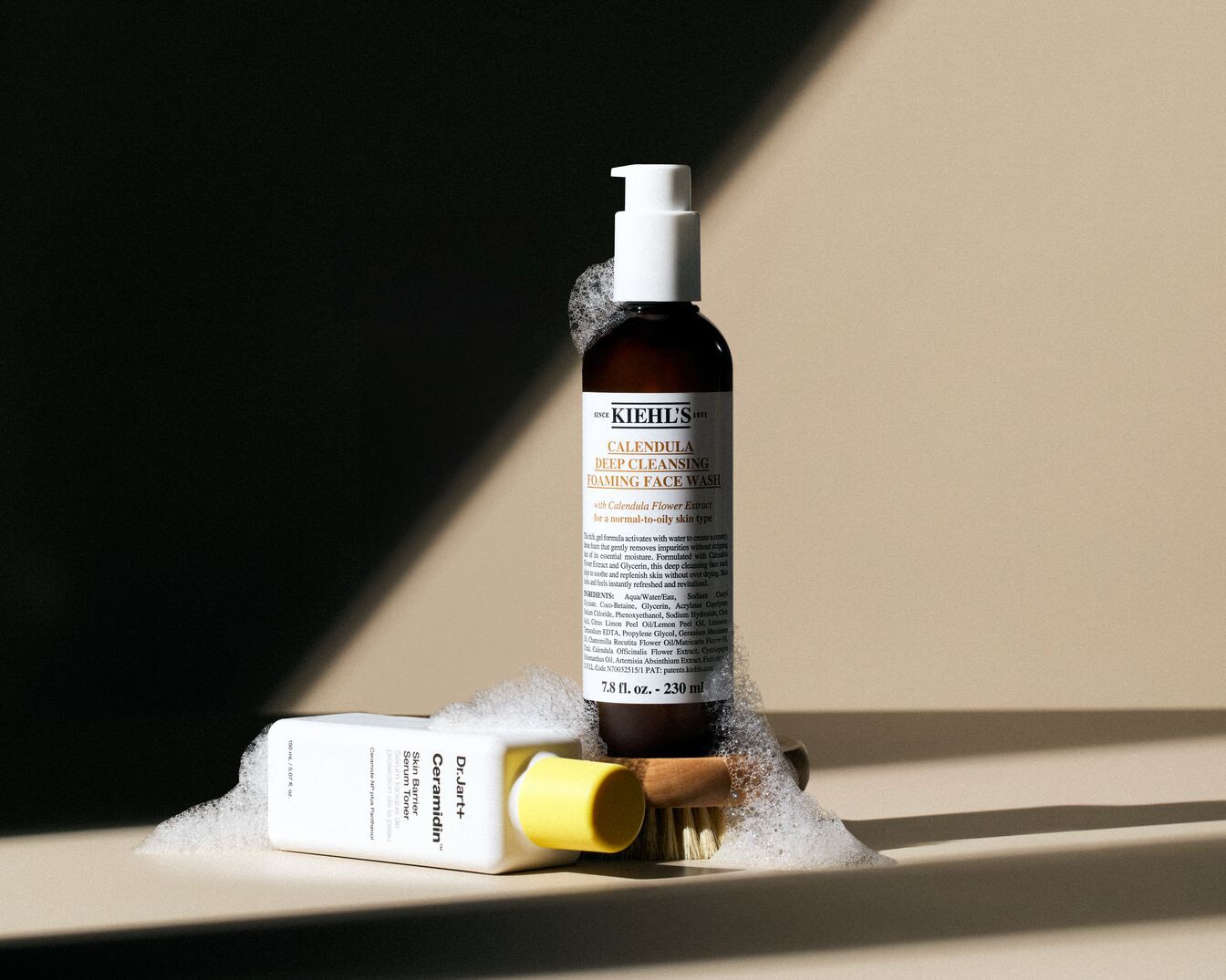 Le flacon marron de nettoyant visage moussant Kiehl's Calendula, enrichi en extrait de fleur de calendula, est conçu pour les peaux normales à grasses, laissant la peau rafraîchie et revitalisée.