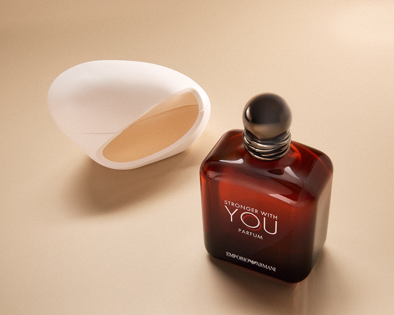 Das "Stronger With You" Parfum von Emporio Armani präsentiert sich in einem eleganten, bernsteinfarbenen Flakon mit abgerundeten Kanten und einem glänzenden, dunklen Verschluss.