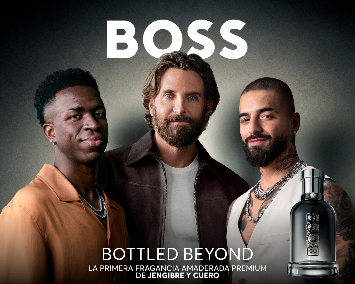 Presentación de BOSS Bottled Beyond con tres hombres elegantes y una botella del perfume, destacando su fragancia amaderada premium de jengibre y cuero.