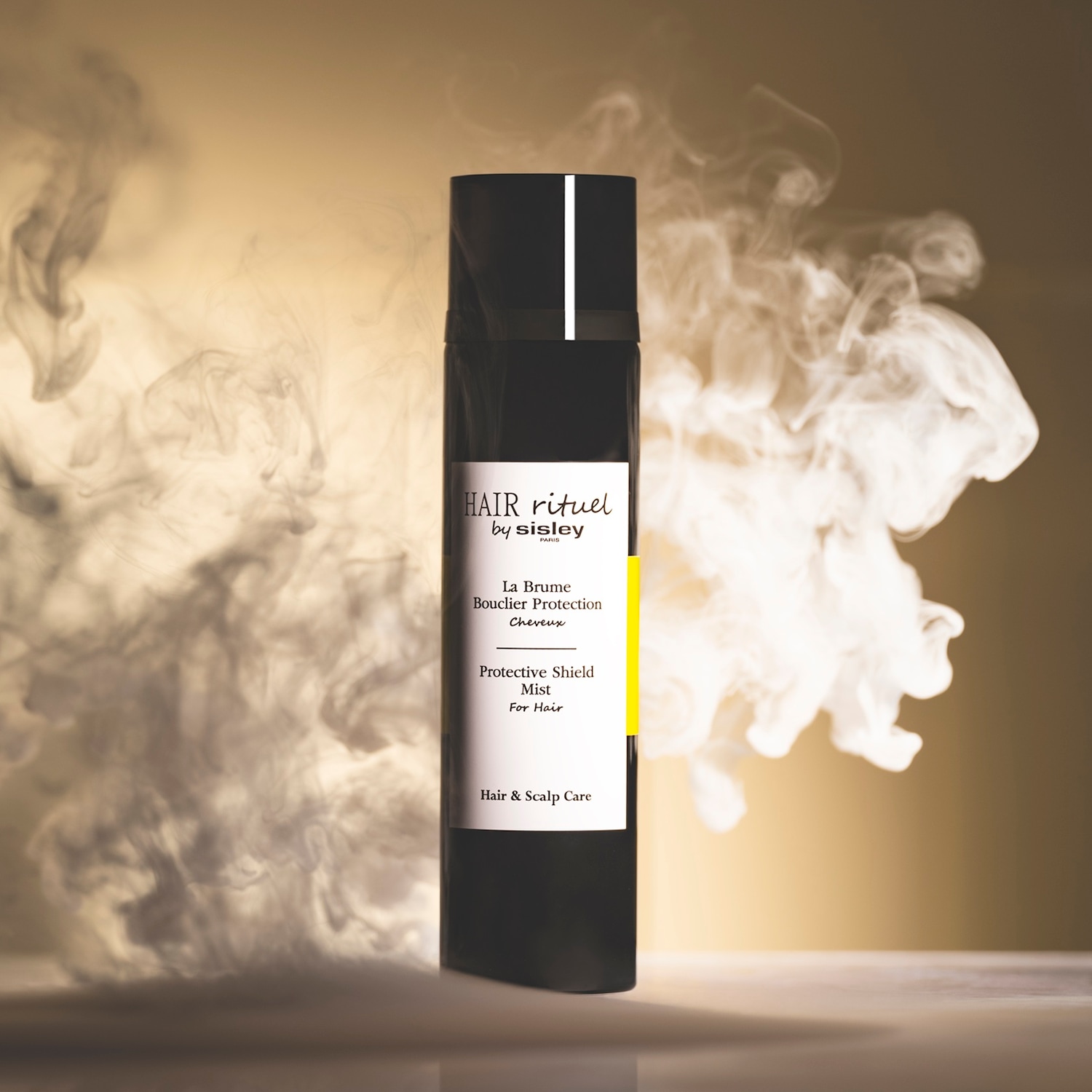 Czarna butelka Hair Rituel by Sisley La Brume Bouclier Protection, mgiełka ochronna do włosów i skóry głowy.