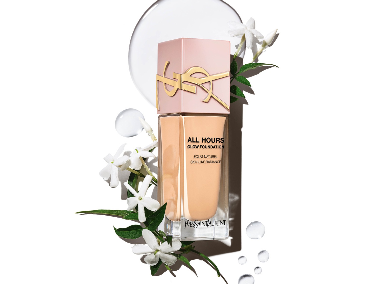 Découvrez le fond de teint All Hours Glow d'Yves Saint Laurent, un éclat naturel pour une peau radieuse, présenté dans un élégant flacon avec le logo YSL doré.