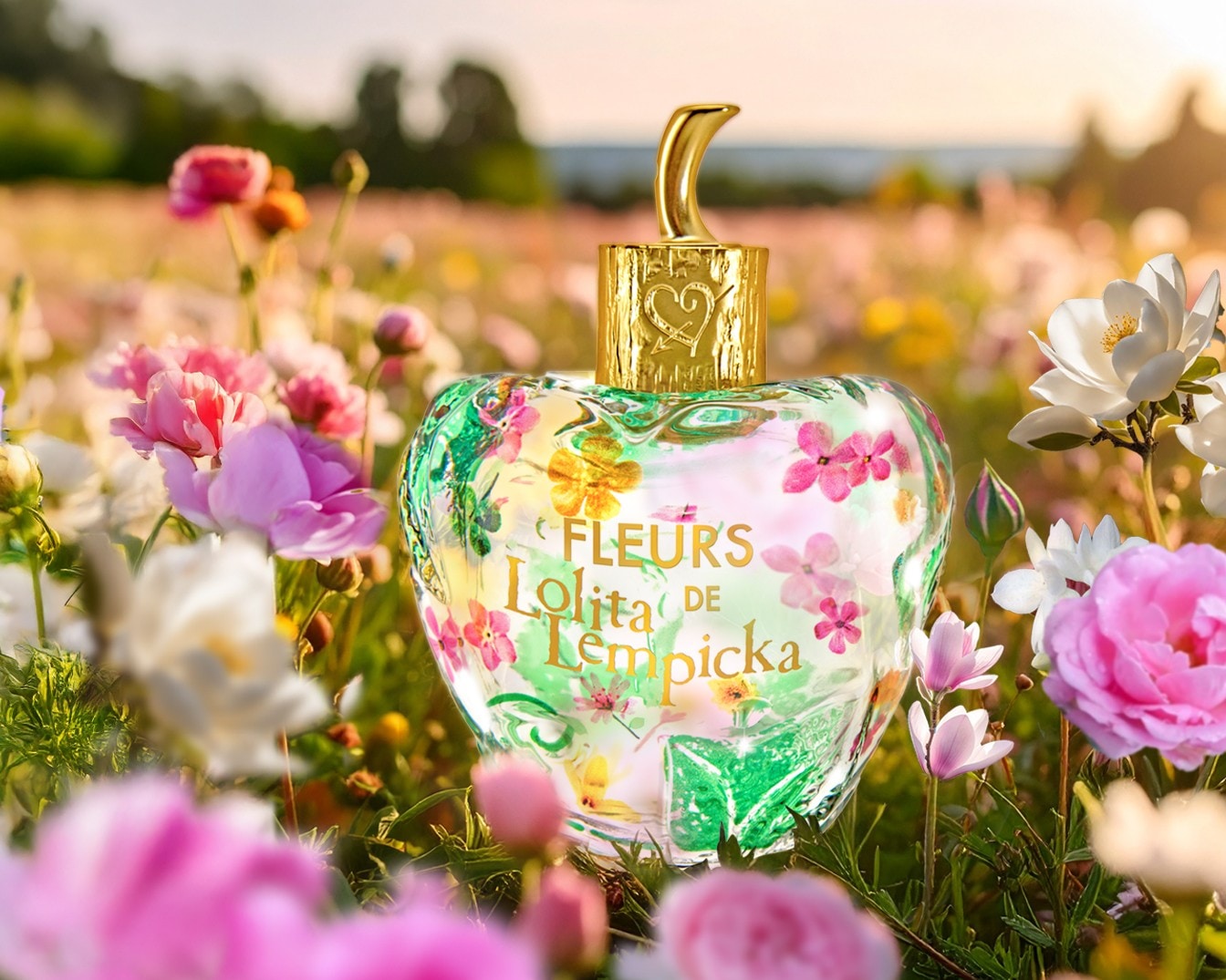Découvrez le parfum Fleurs de Lolita Lempicka, un flacon en forme de pomme orné de fleurs, avec un bouchon doré en forme de croissant de lune, au milieu d'un champ fleuri.
