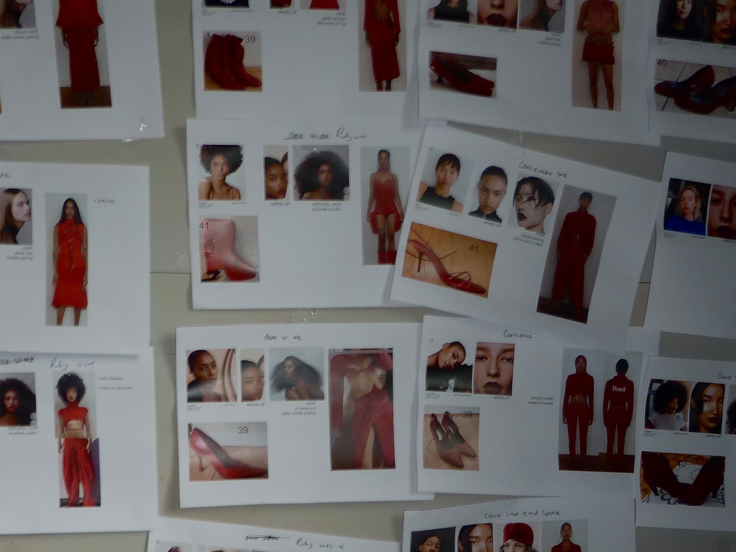 Een collage van foto's met rode kleding, schoenen en make-up looks, gepresenteerd op witte vellen papier.