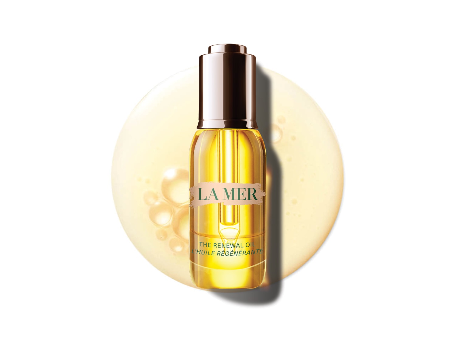 Odkryj La Mer The Renewal Oil, luksusowy olejek o złotym odcieniu, zamknięty w eleganckiej, przezroczystej buteleczce z aplikatorem, który odżywia i regeneruje skórę, nadając jej promienny wygląd.