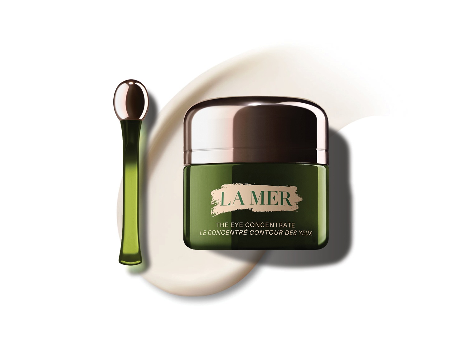 Zielony słoiczek La Mer The Eye Concentrate Le Concentré Contour Des Yeux z aplikatorem na białym tle.