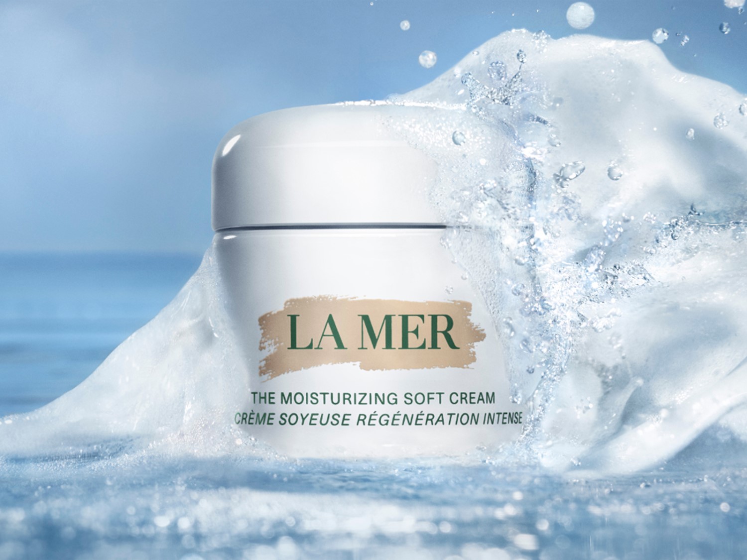 Biały słoik kremu La Mer The Moisturizing Soft Cream otoczony wodą, zapewniający intensywne nawilżenie i regenerację skóry.