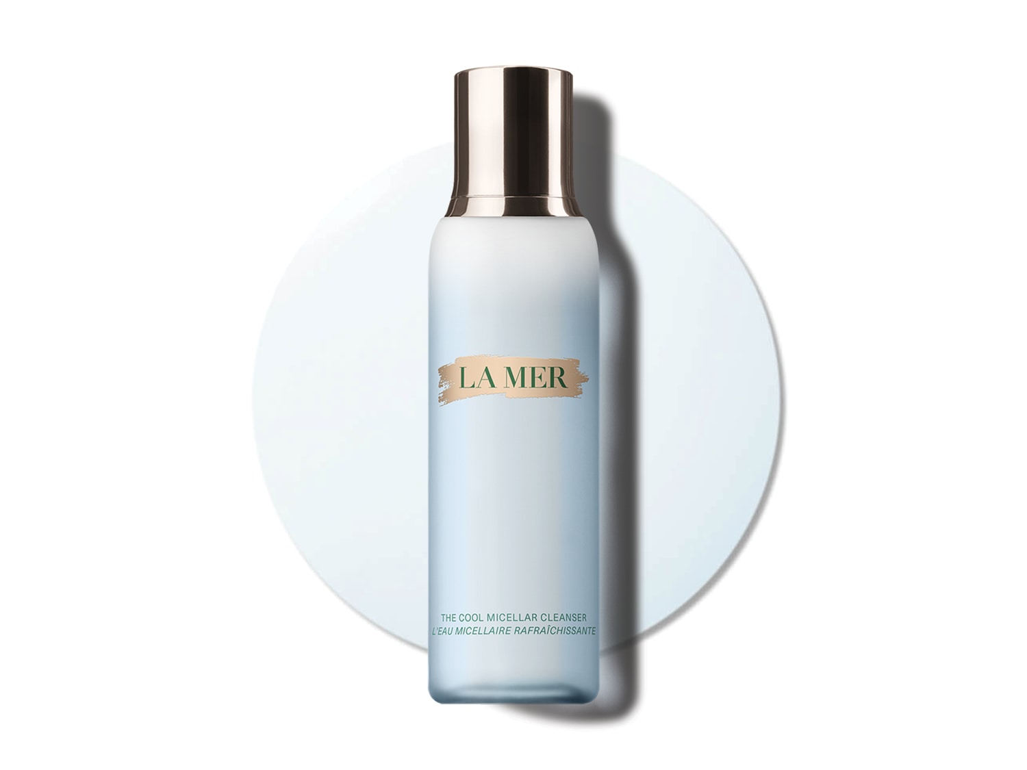Błękitna butelka La Mer The Cool Micellar Cleanser z metalową zakrętką na białym tle.
