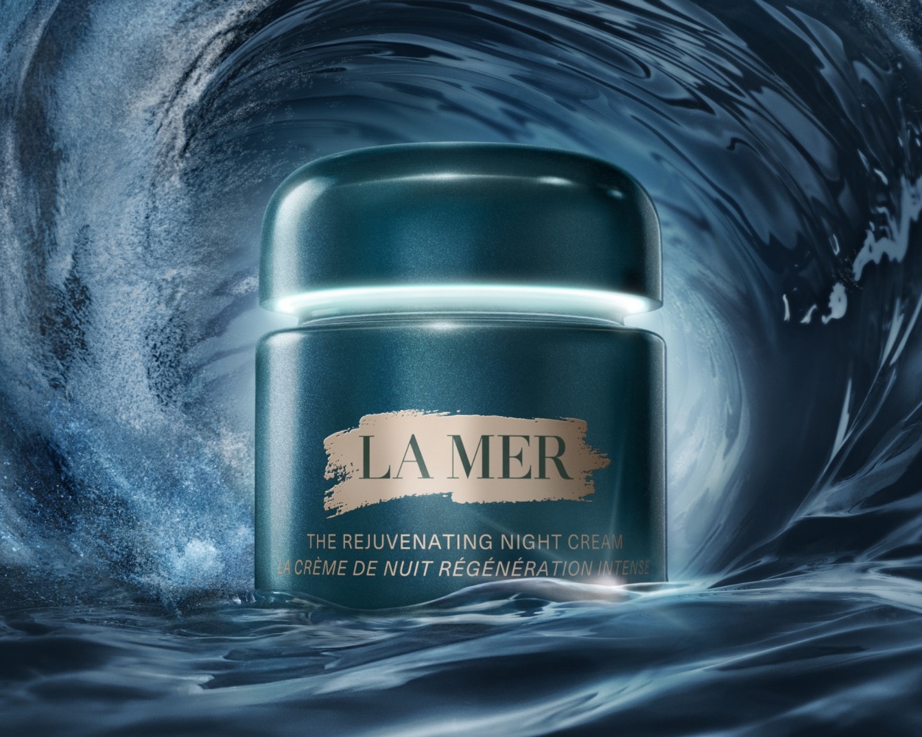 Błękitny słoik kremu La Mer The Rejuvenating Night Cream na tle wzburzonej wody, obiecujący intensywną regenerację na noc.