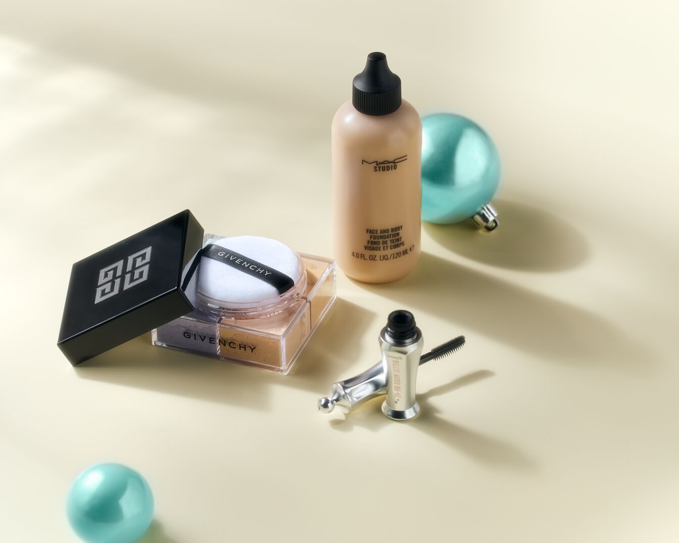 Geef je look een boost met Givenchy poeder, MAC Studio foundation en Benefit wenkbrauwgel, perfect voor een feestelijke make-up.